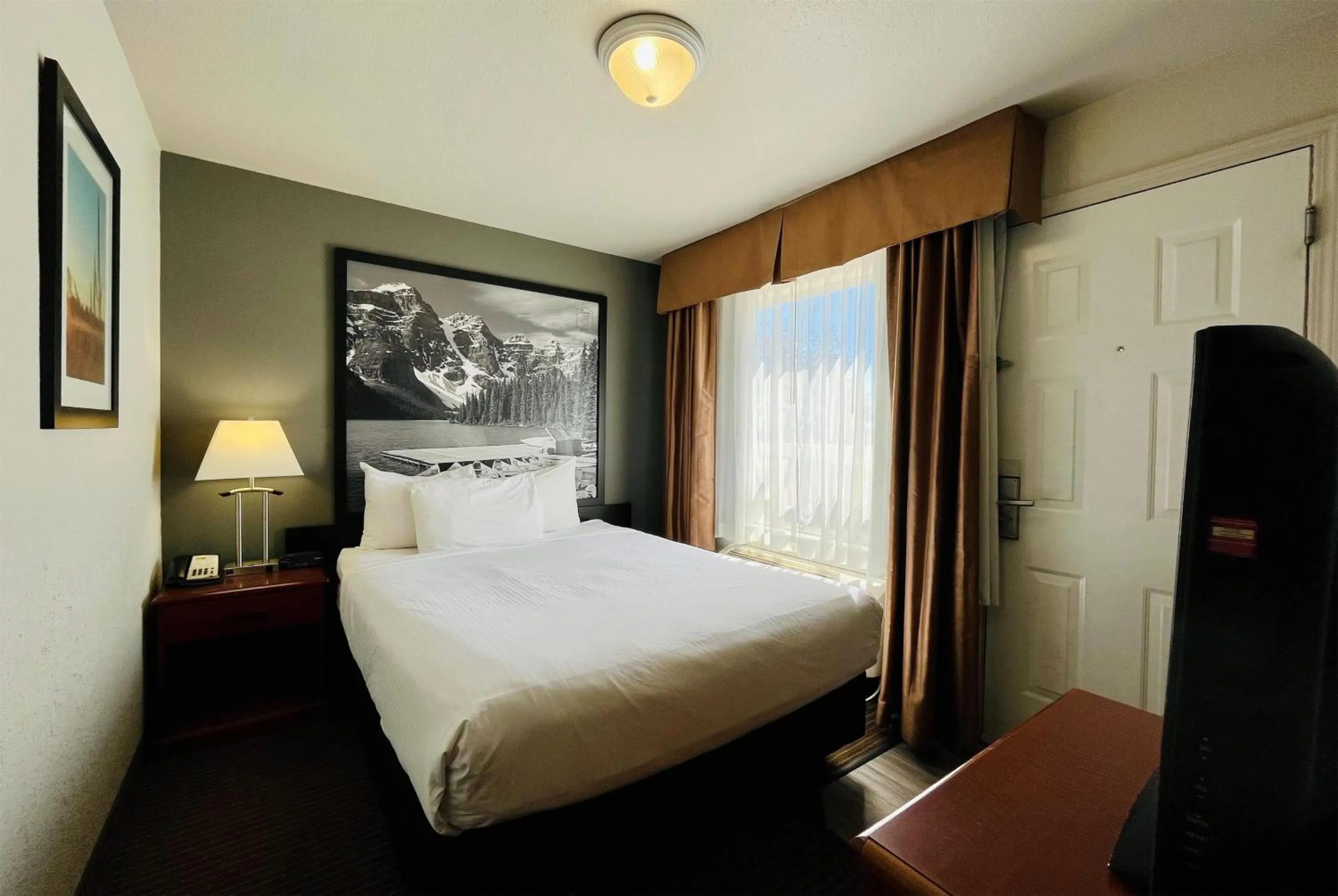 Queen Suite with Full Kitchen, Exterior Access and Parking Spot - Non-Smoking in Super 8 by Wyndham Grande Prairie