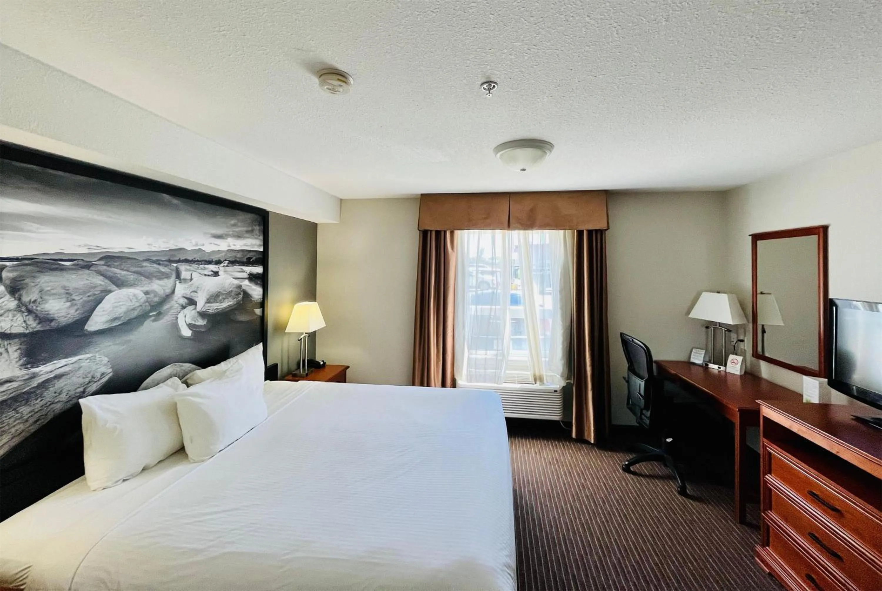 Photo of the whole room, Bed in Super 8 by Wyndham Grande Prairie