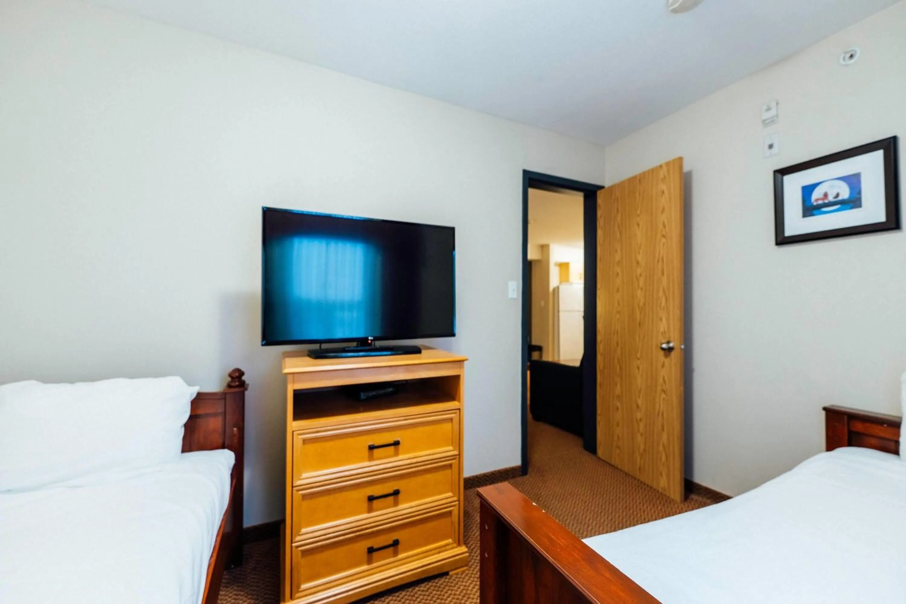 Photo of the whole room, Bed in Super 8 by Wyndham Grande Prairie