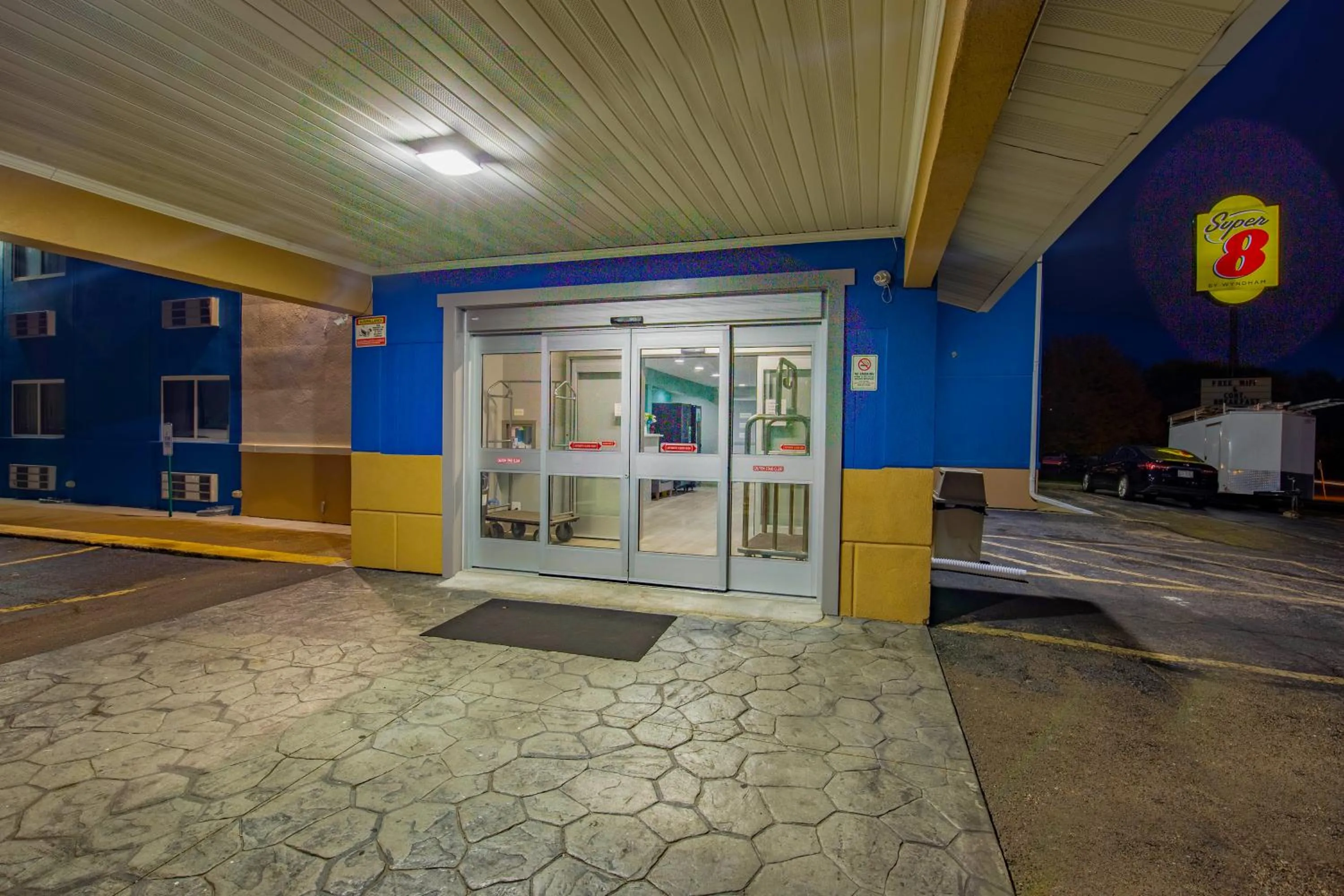 Super 8 by Wyndham Rockford I-90 Casino District