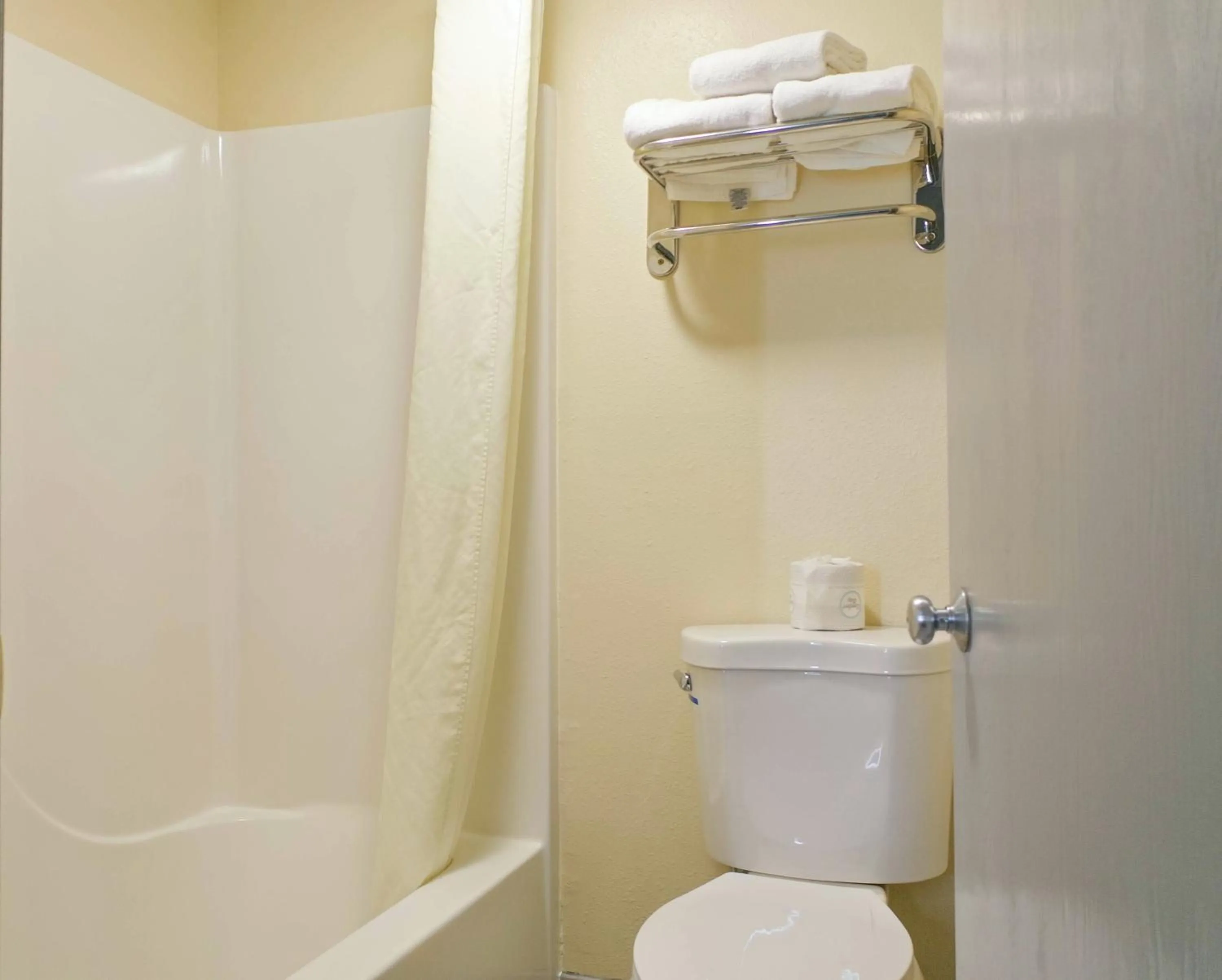 Super 8 by Wyndham Rockford I-90 Casino District