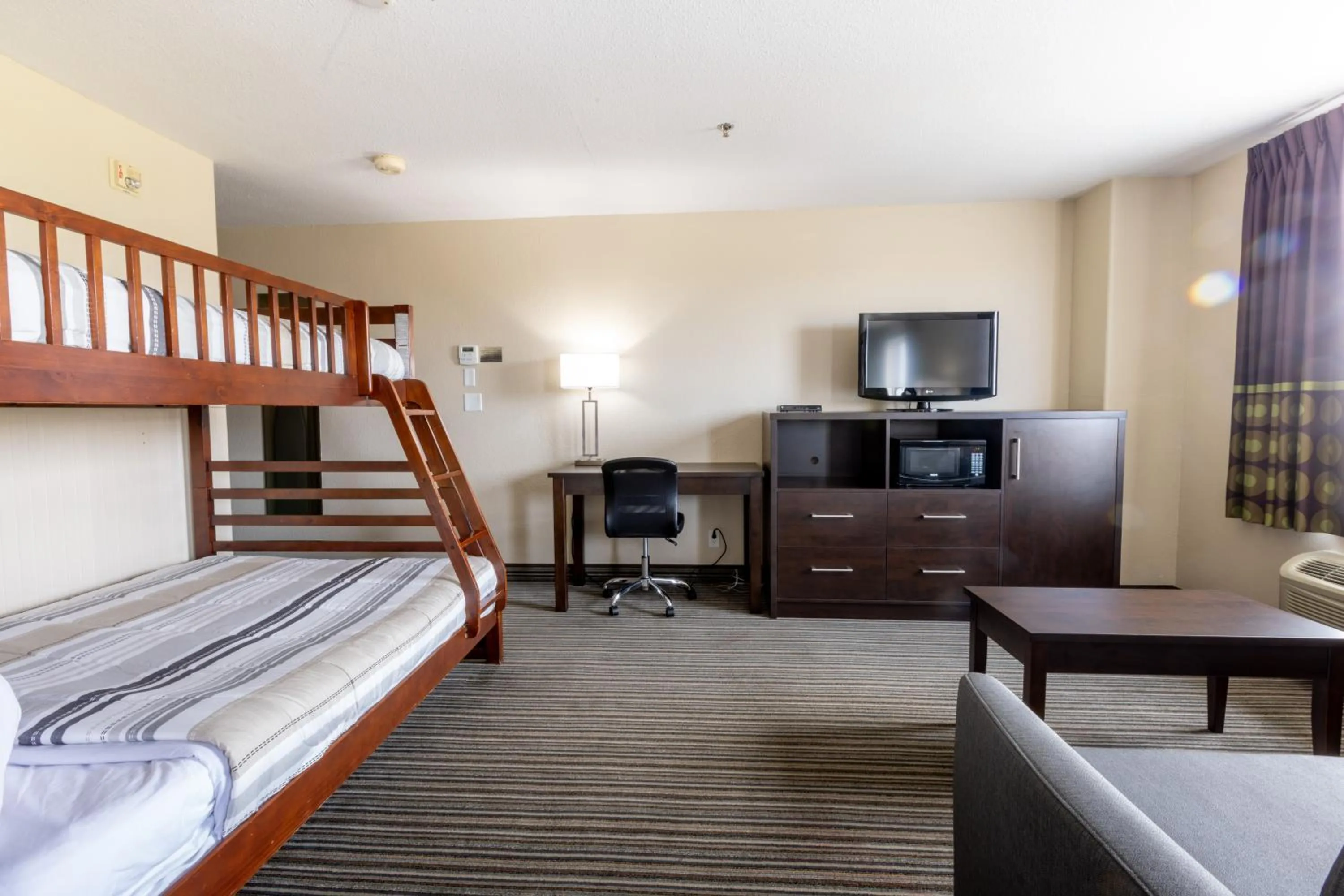 TV and multimedia, Bed in Super 8 by Wyndham Truro NS