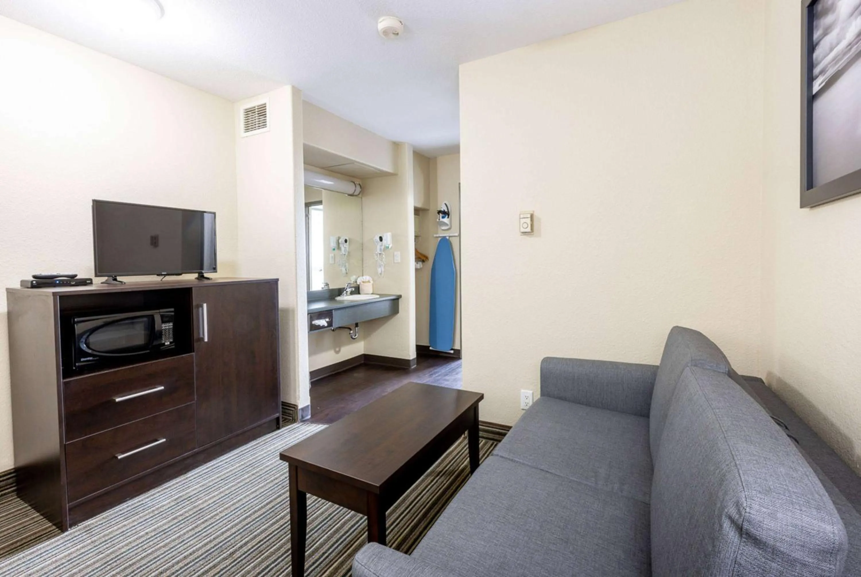 Photo of the whole room in Super 8 by Wyndham Truro NS