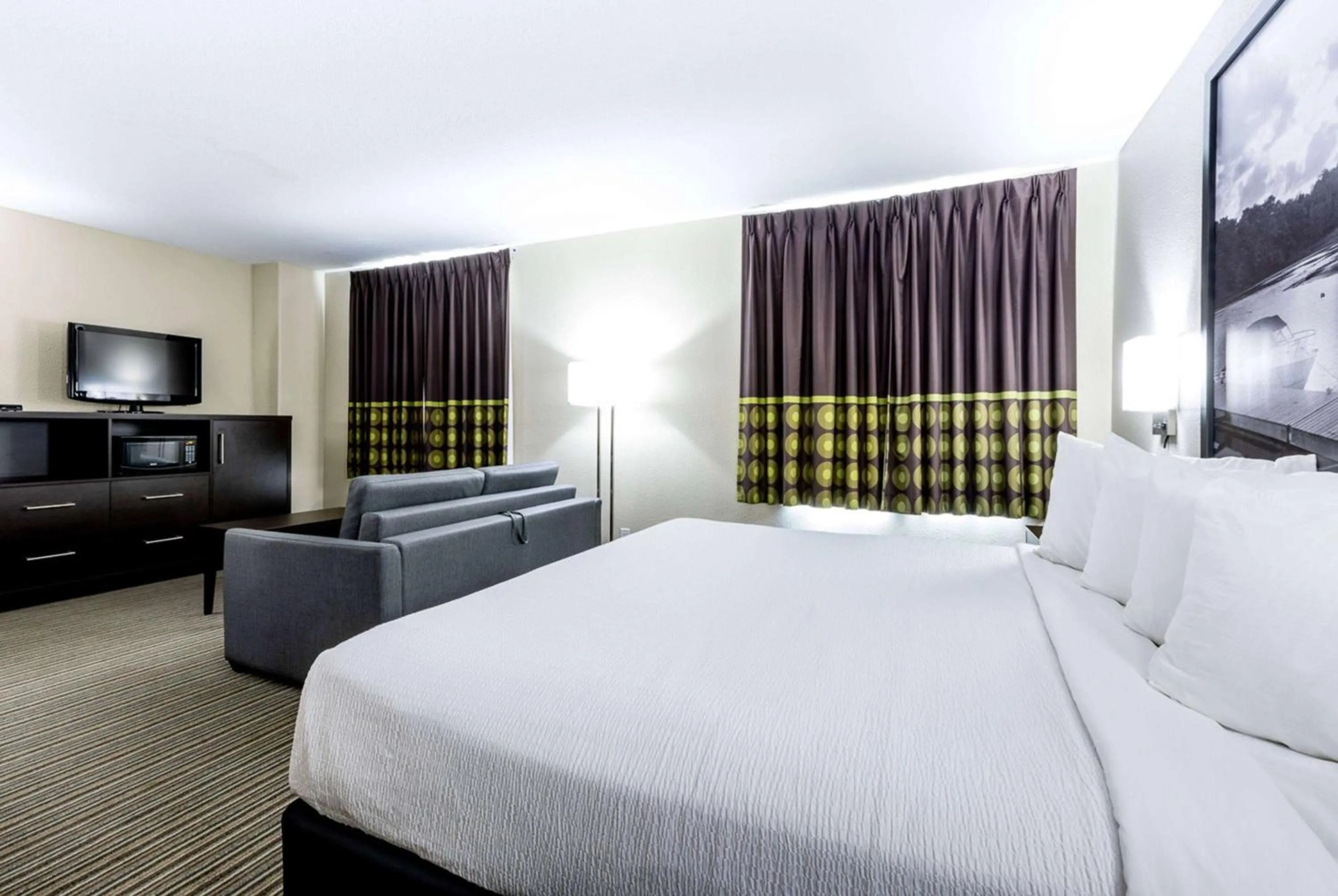 Photo of the whole room, Bed in Super 8 by Wyndham Truro NS