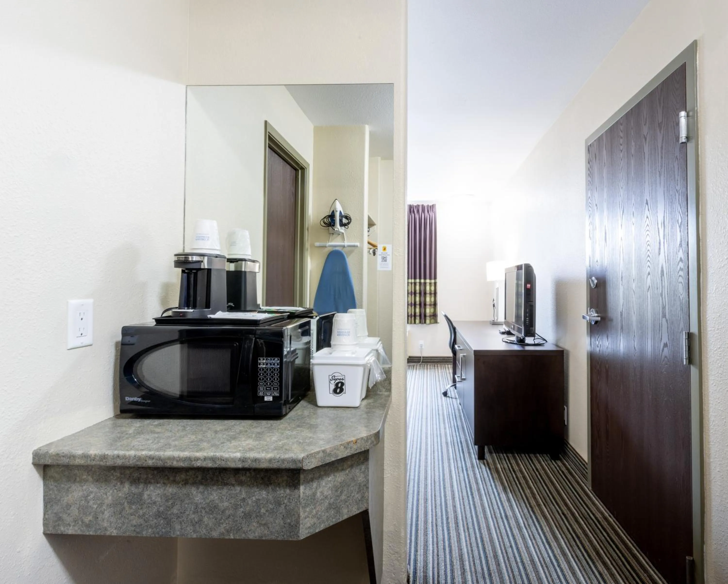 Coffee/tea facilities in Super 8 by Wyndham Truro NS