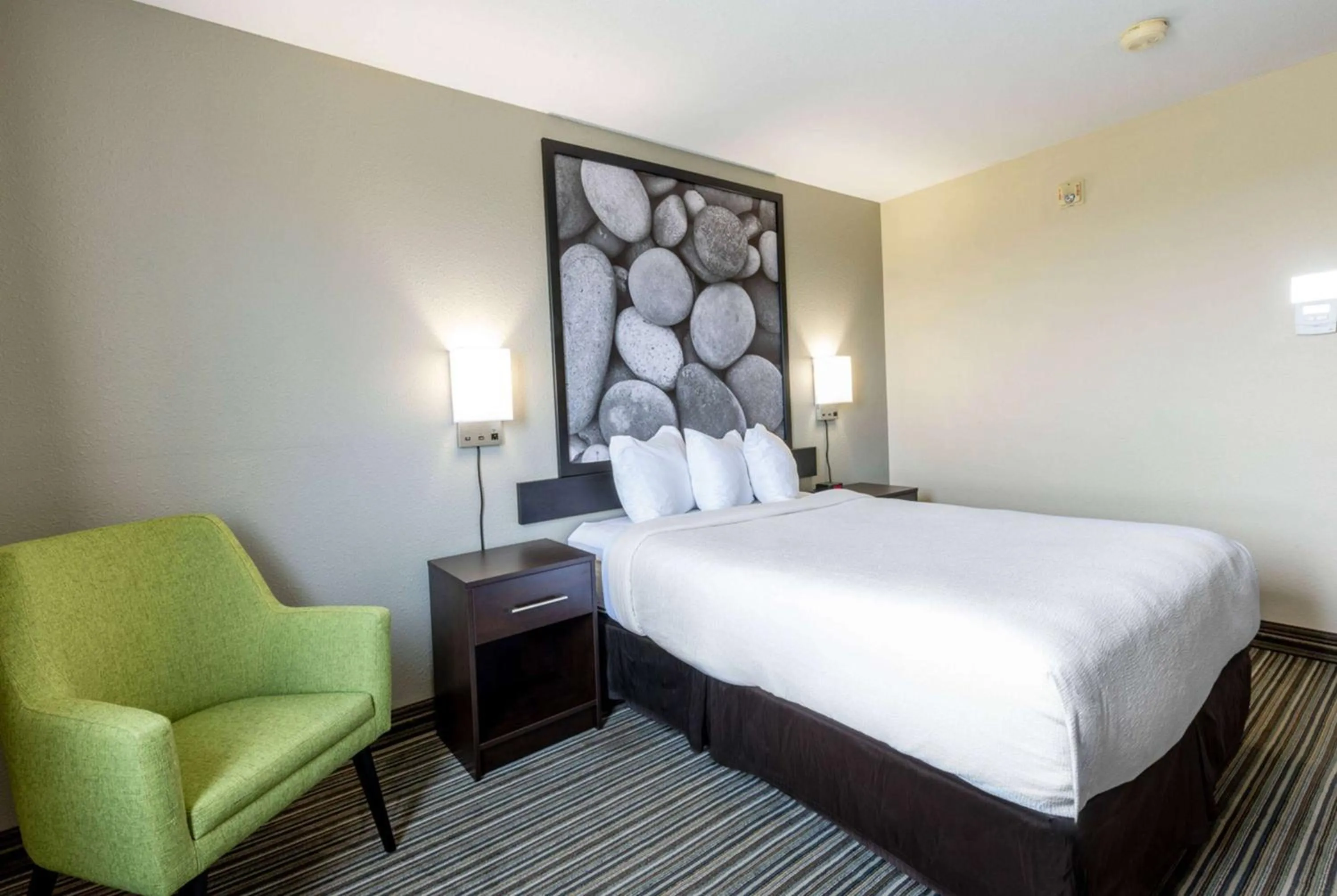 Photo of the whole room, Bed in Super 8 by Wyndham Truro NS