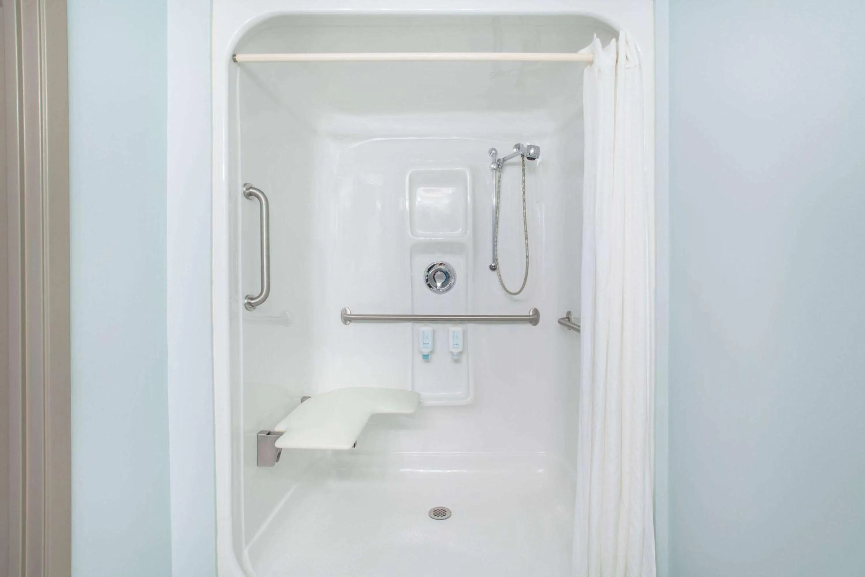 Photo of the whole room in Super 8 by Wyndham Truro NS