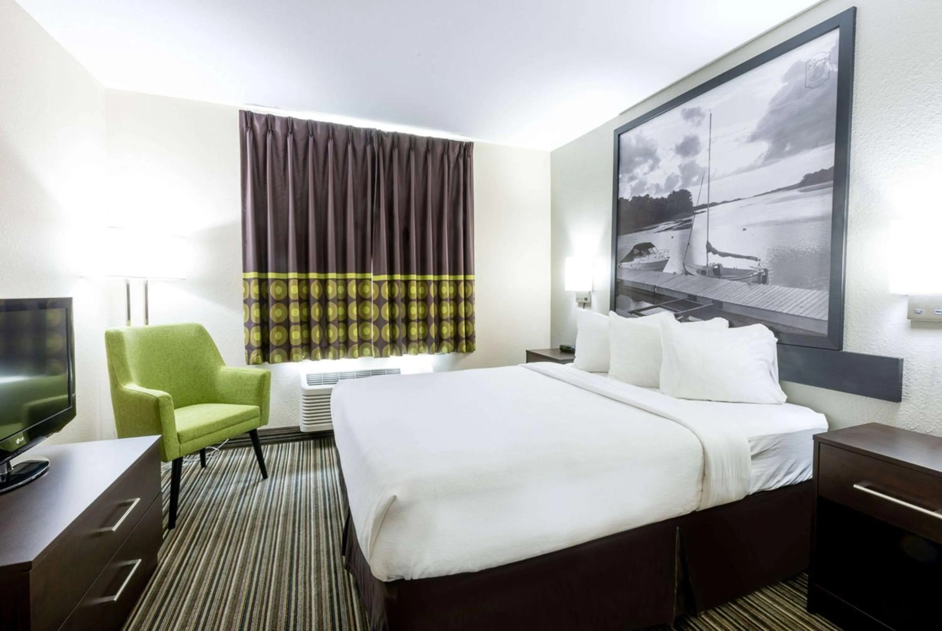 Photo of the whole room, Bed in Super 8 by Wyndham Truro NS