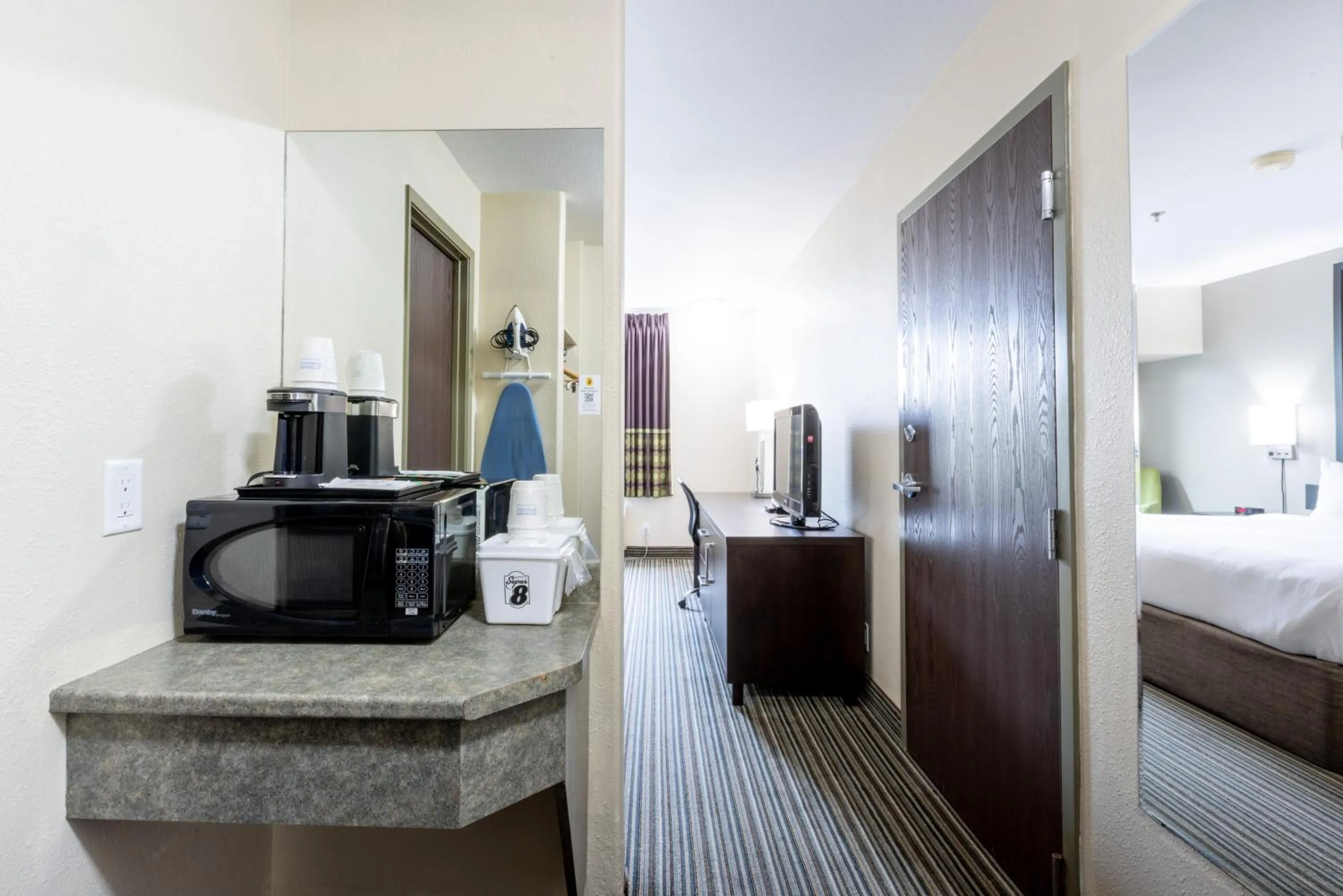 Coffee/tea facilities, Bed in Super 8 by Wyndham Truro NS