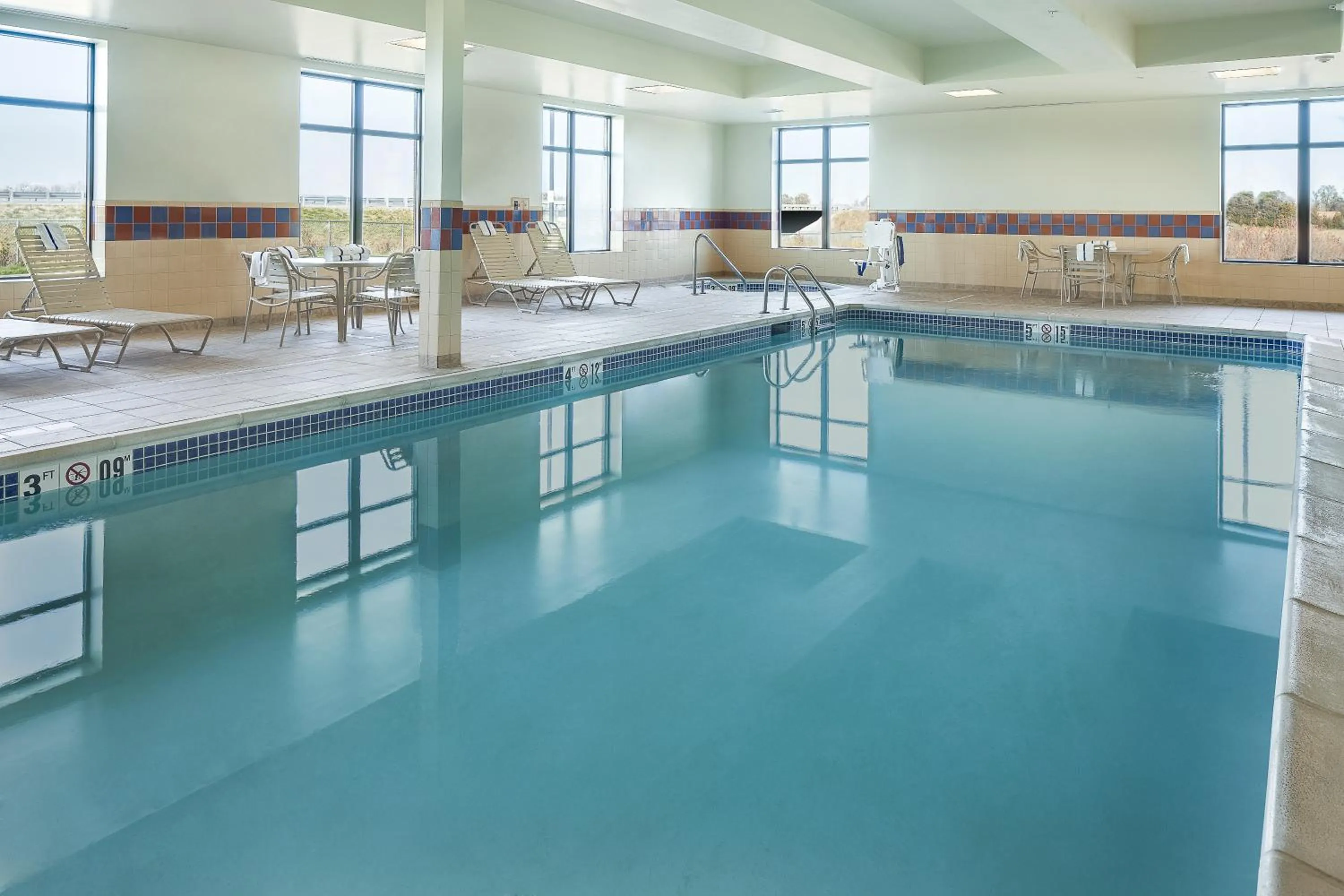Swimming pool in Hampton Inn and Suites - Lincoln Northeast