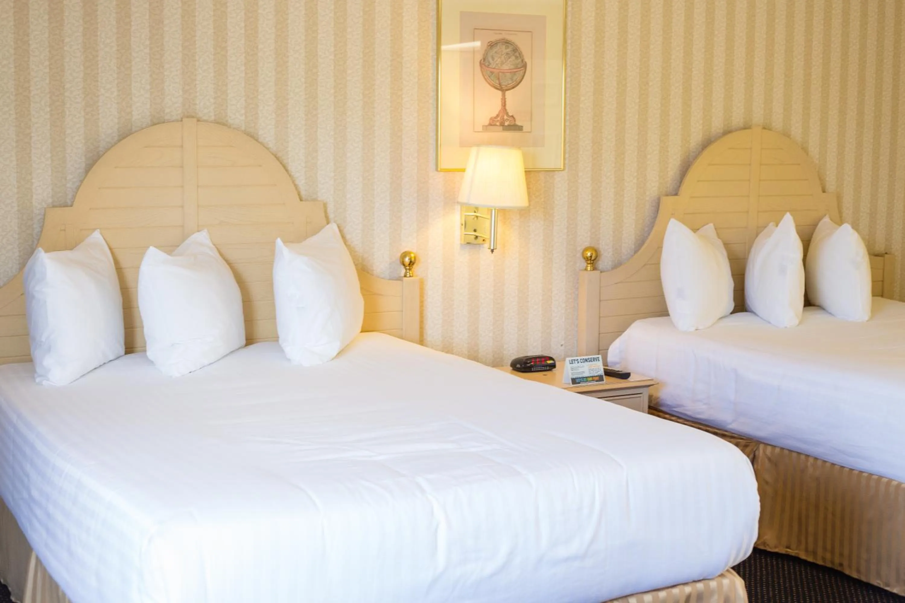 Photo of the whole room, Bed in Anaheim Carriage Inn