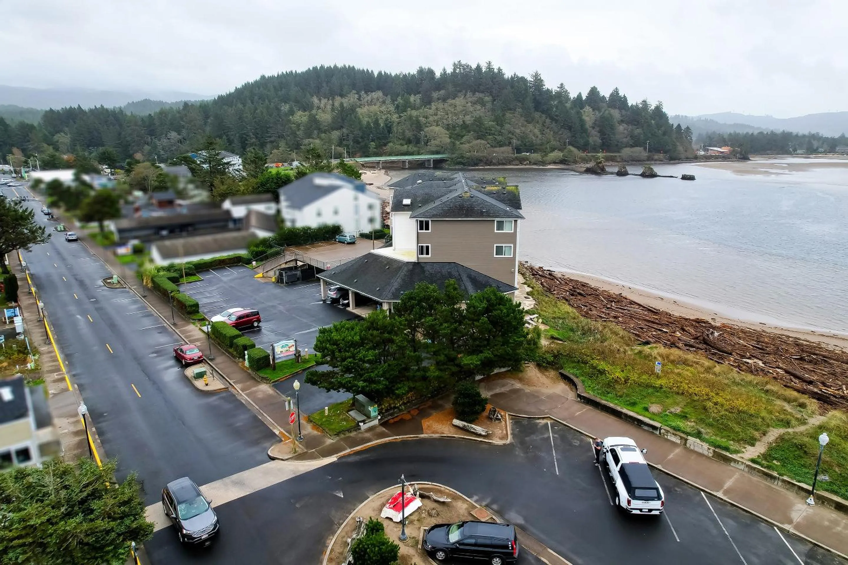Facade/entrance in Siletz Bay Beachfront Hotel by OYO Lincoln City
