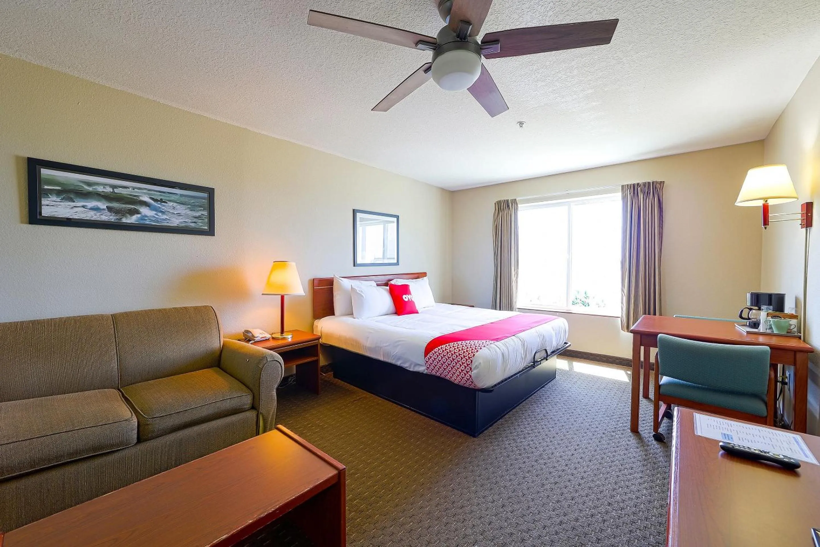 Bedroom, Bed in Siletz Bay Beachfront Hotel by OYO Lincoln City