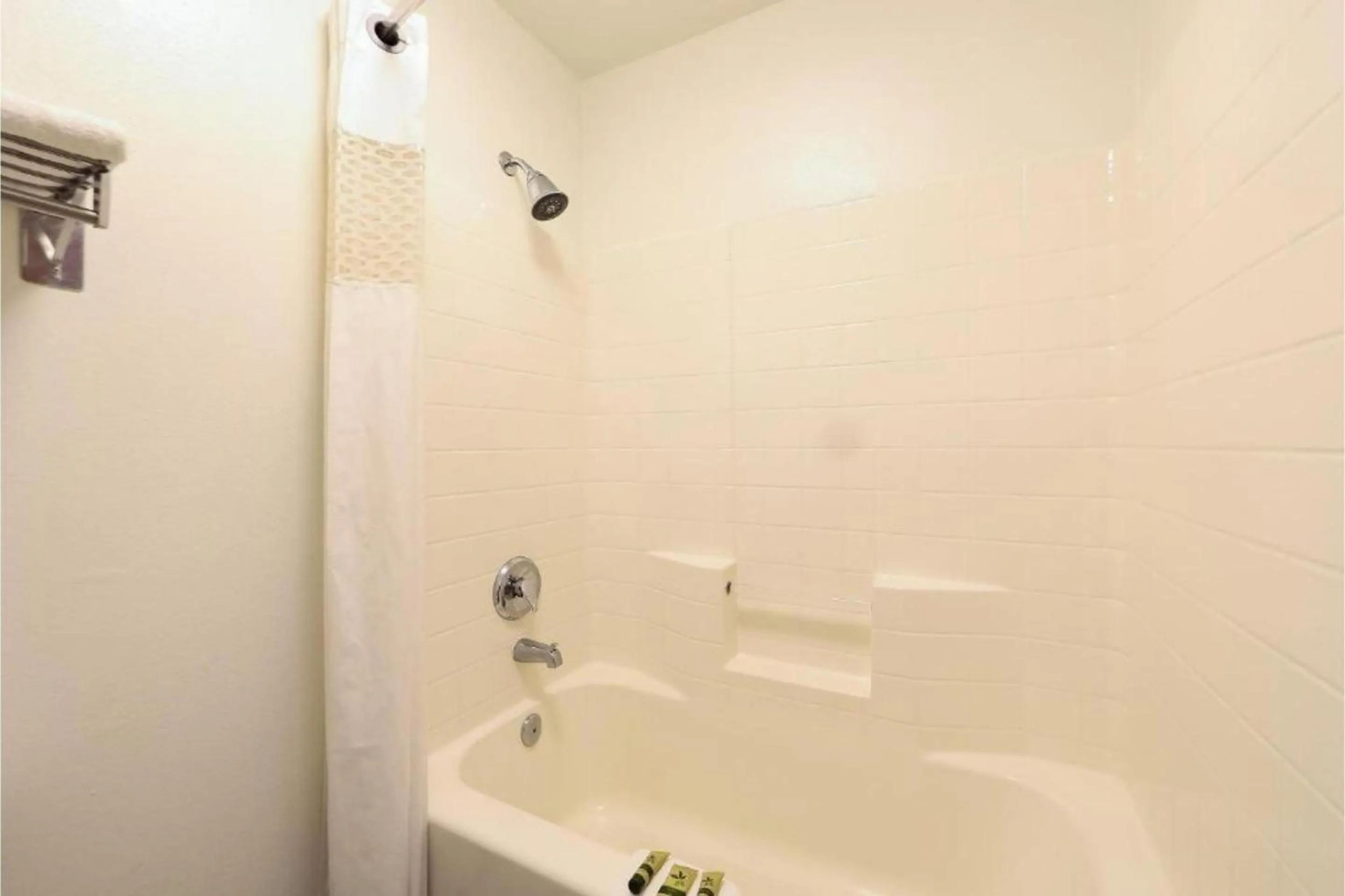 Hot Tub in Siletz Bay Beachfront Hotel by OYO Lincoln City