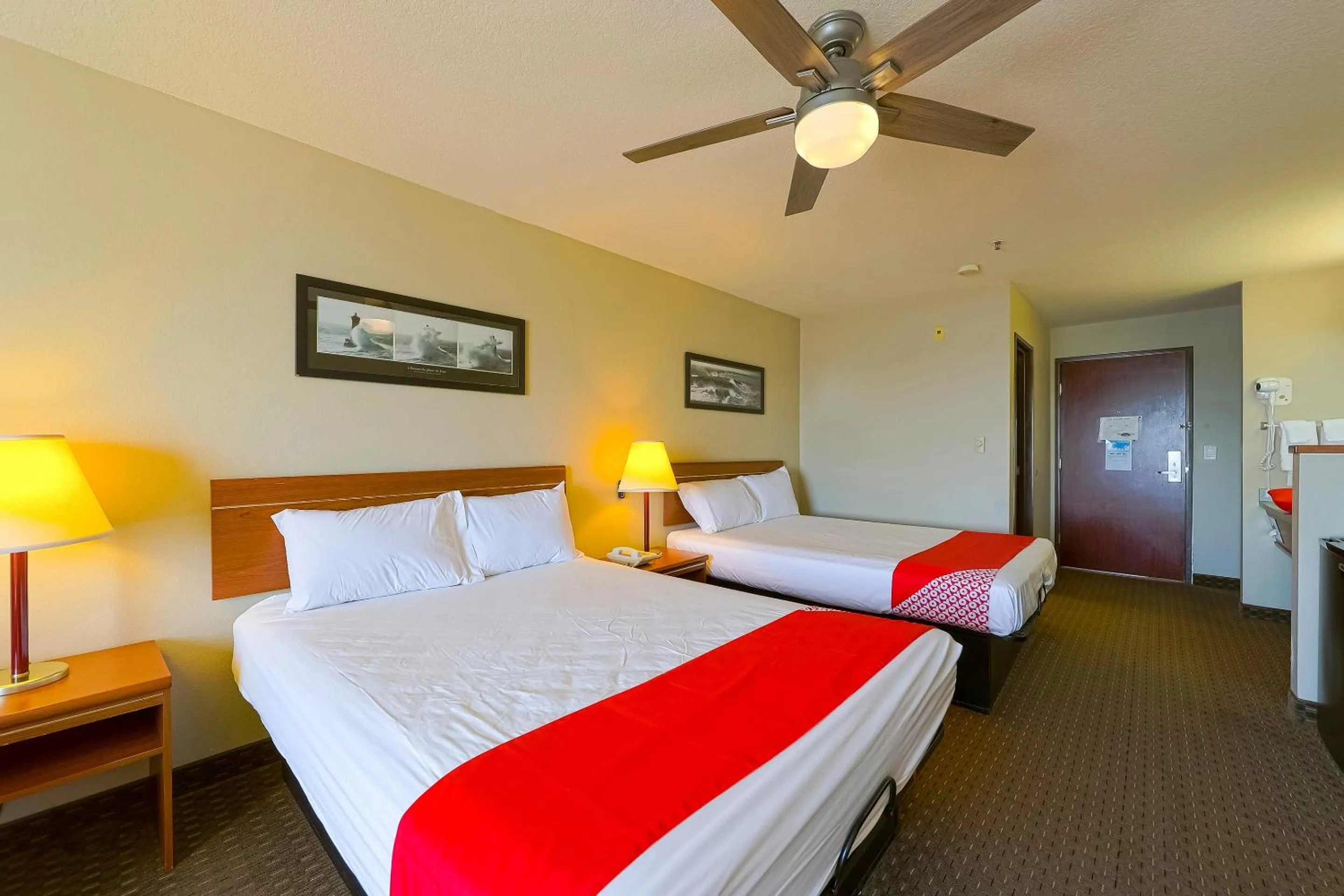 Bedroom, Bed in Siletz Bay Beachfront Hotel by OYO Lincoln City