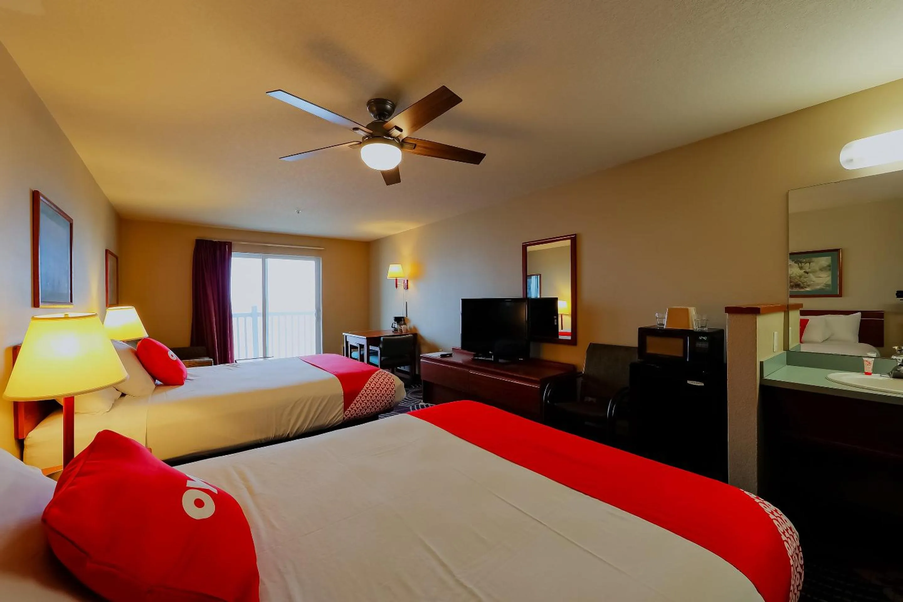 Bedroom, Bed in Siletz Bay Beachfront Hotel by OYO Lincoln City