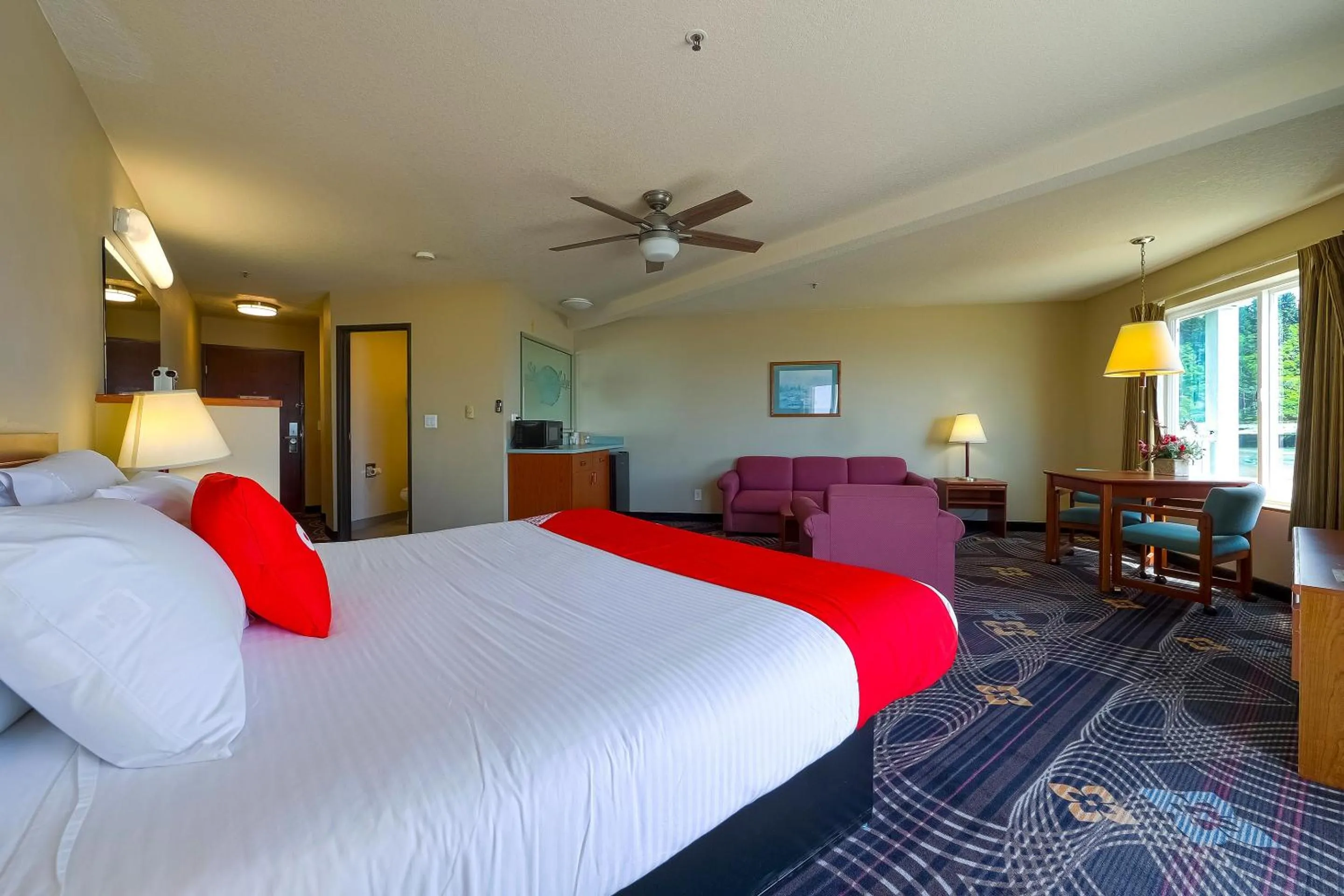 Bedroom, Bed in Siletz Bay Beachfront Hotel by OYO Lincoln City