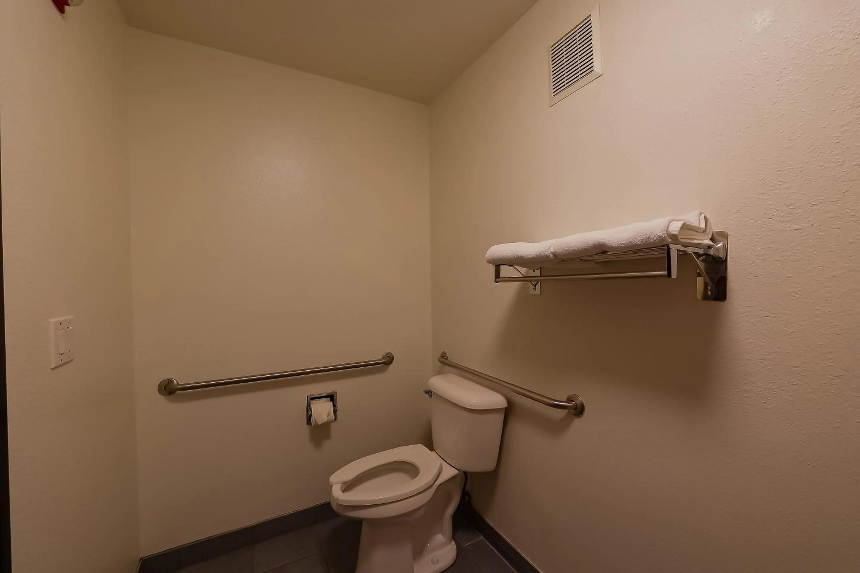 Bathroom in Siletz Bay Beachfront Hotel by OYO Lincoln City
