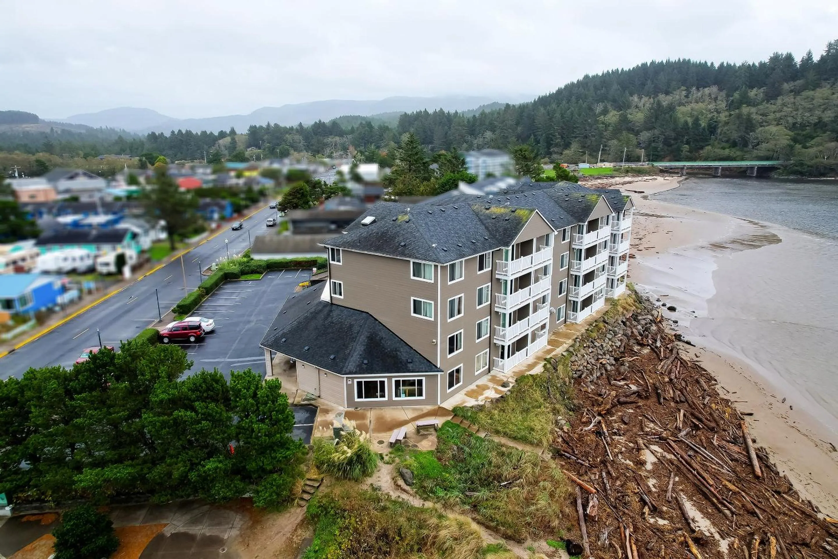 Facade/entrance in Siletz Bay Beachfront Hotel by OYO Lincoln City