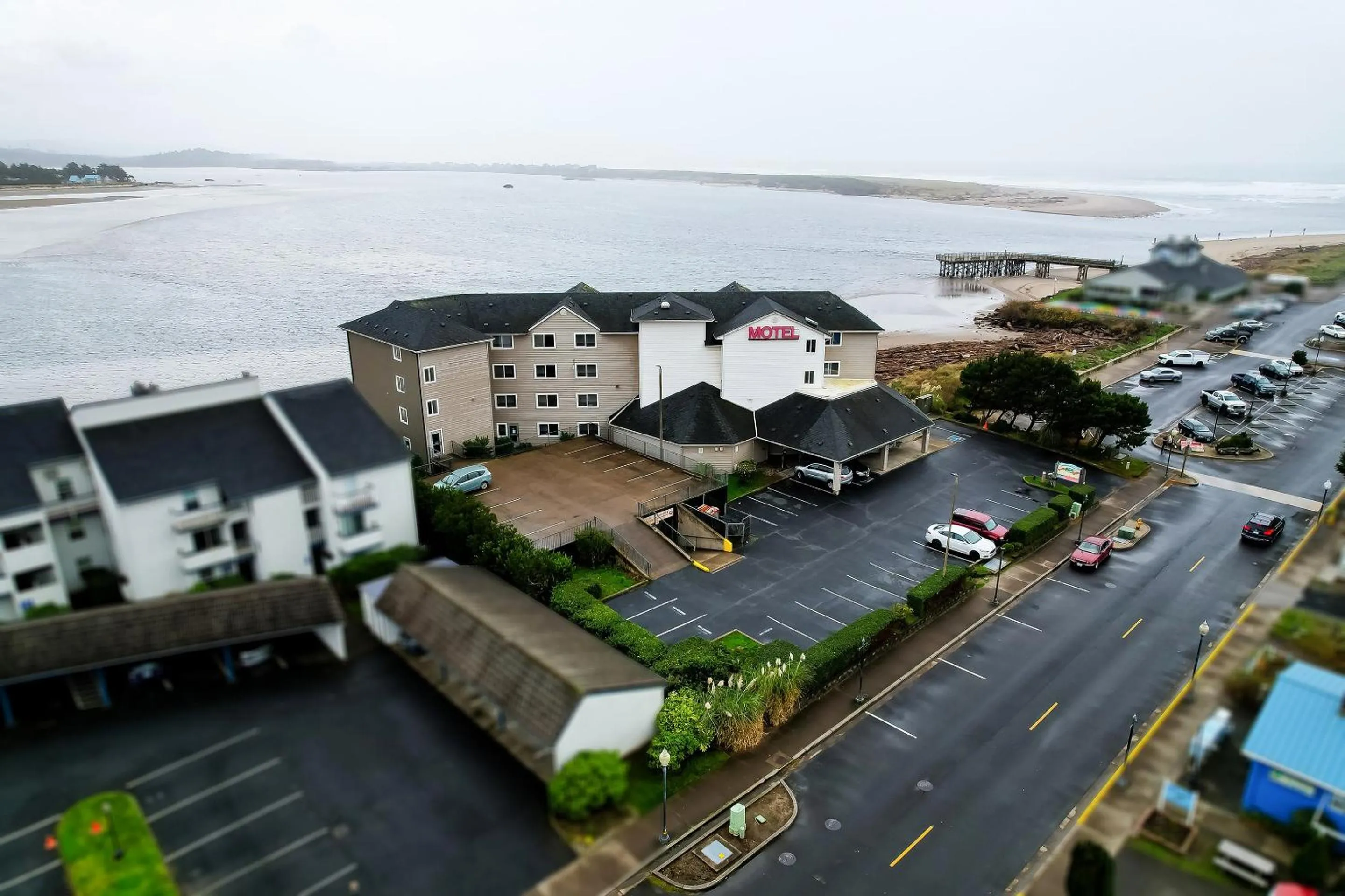 Facade/entrance in Siletz Bay Beachfront Hotel by OYO Lincoln City