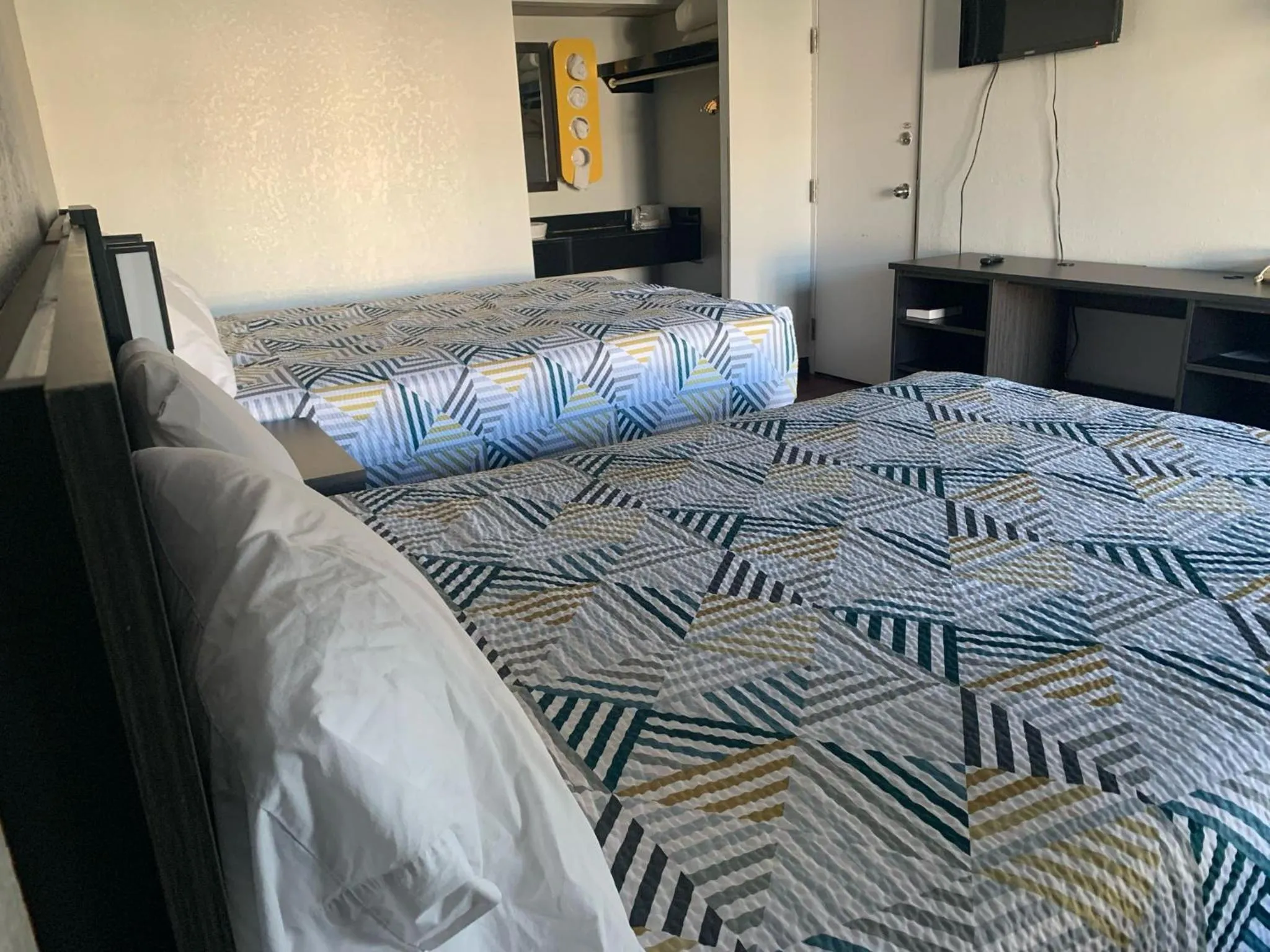 TV and multimedia, Bed in Motel 6-Ashland, VA