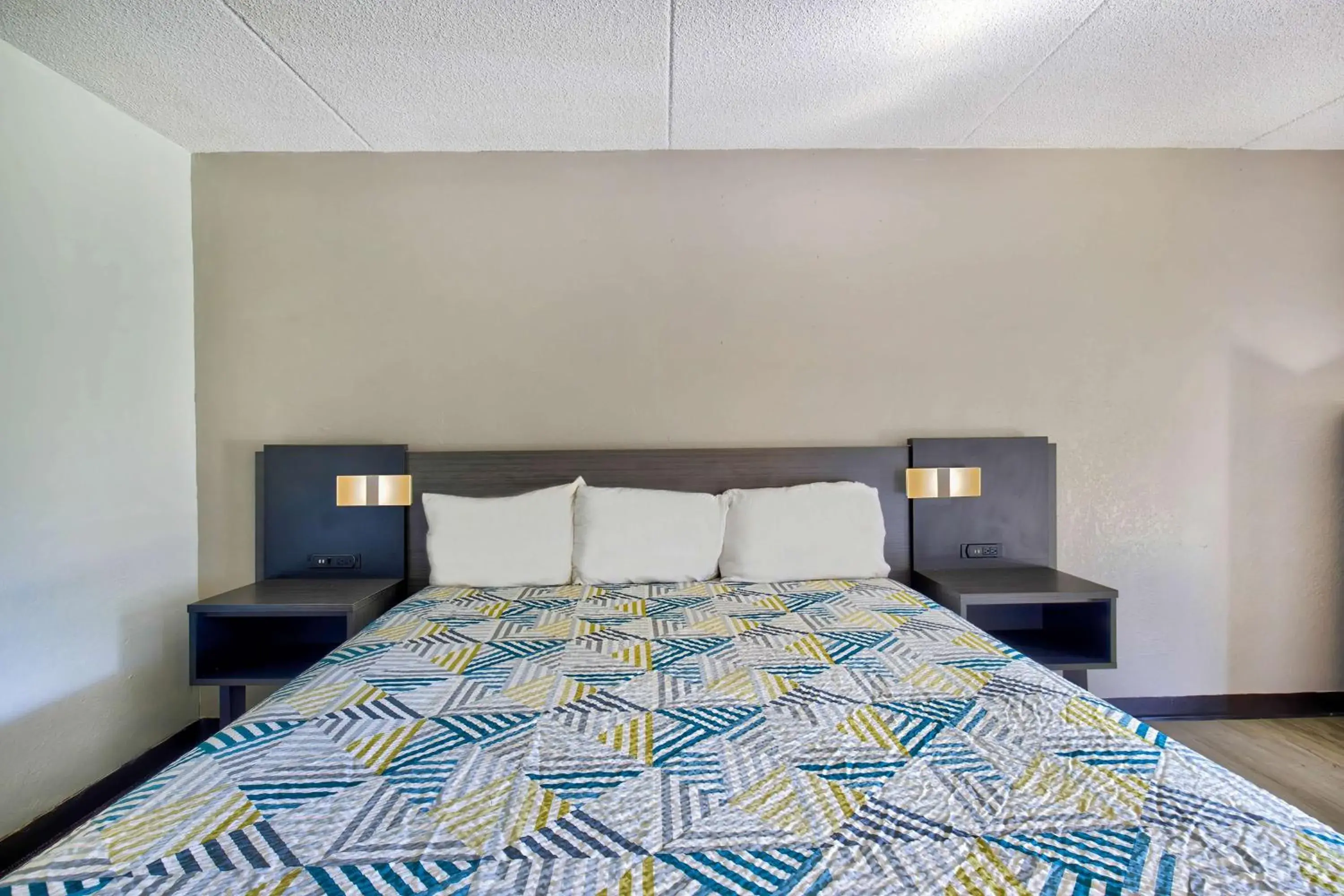 King Room - single occupancy - Disability Access - Non-Smoking in Motel 6-Ashland, VA King Room - single occupancy - Disability Access - Non-Smoking in Motel 6-Ashland, VA