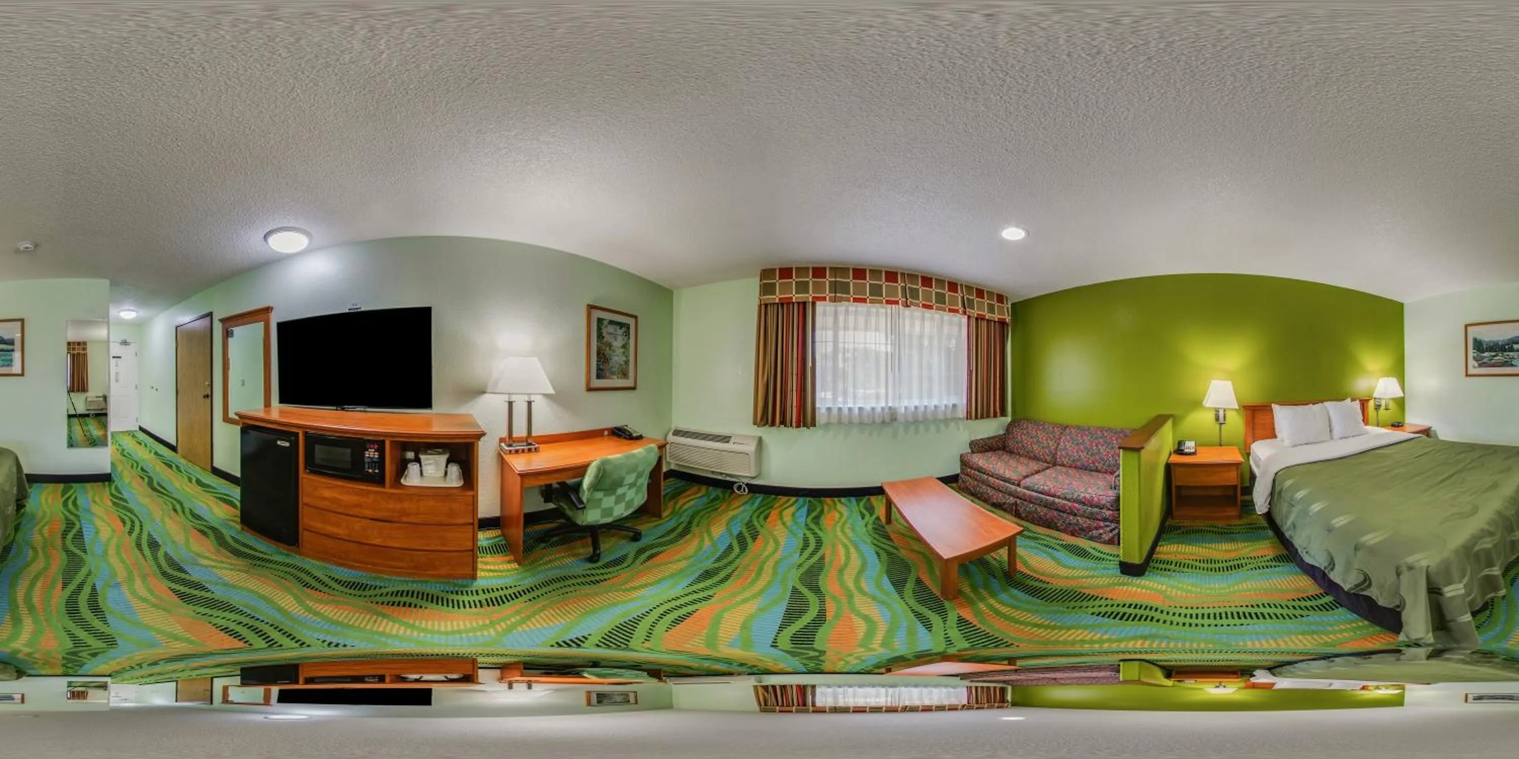 Photo of the whole room, Bed in Quality Inn & Suites Medford Airport