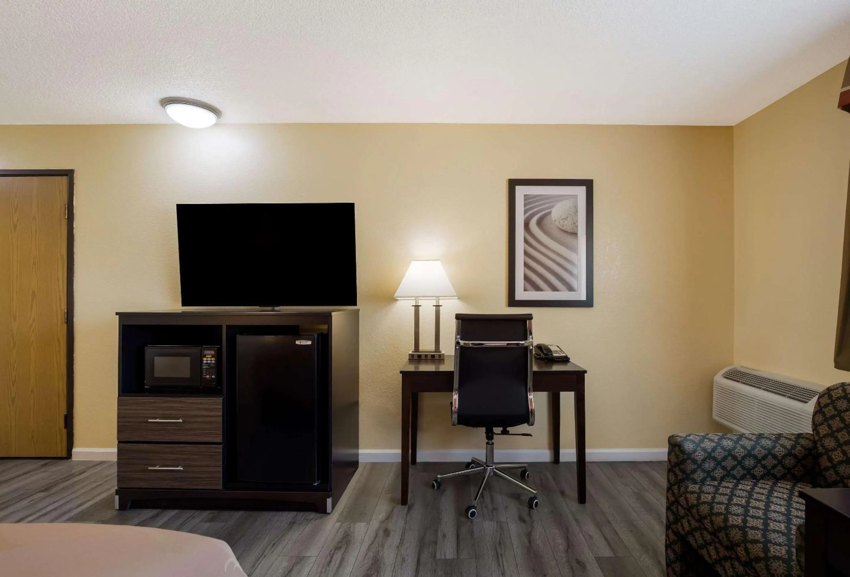 Bedroom, Bed in Quality Inn & Suites Medford Airport