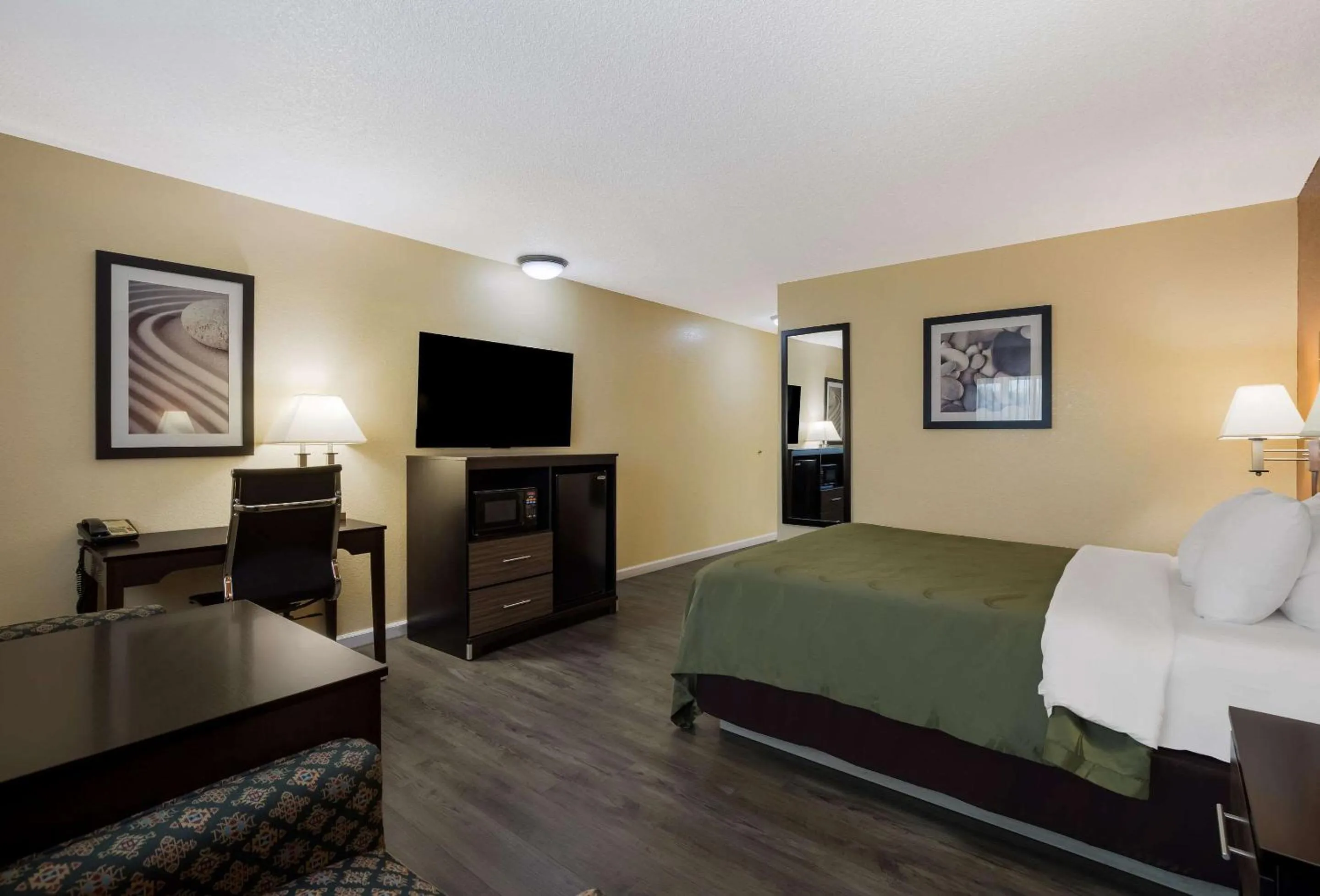 Bedroom, Bed in Quality Inn & Suites Medford Airport