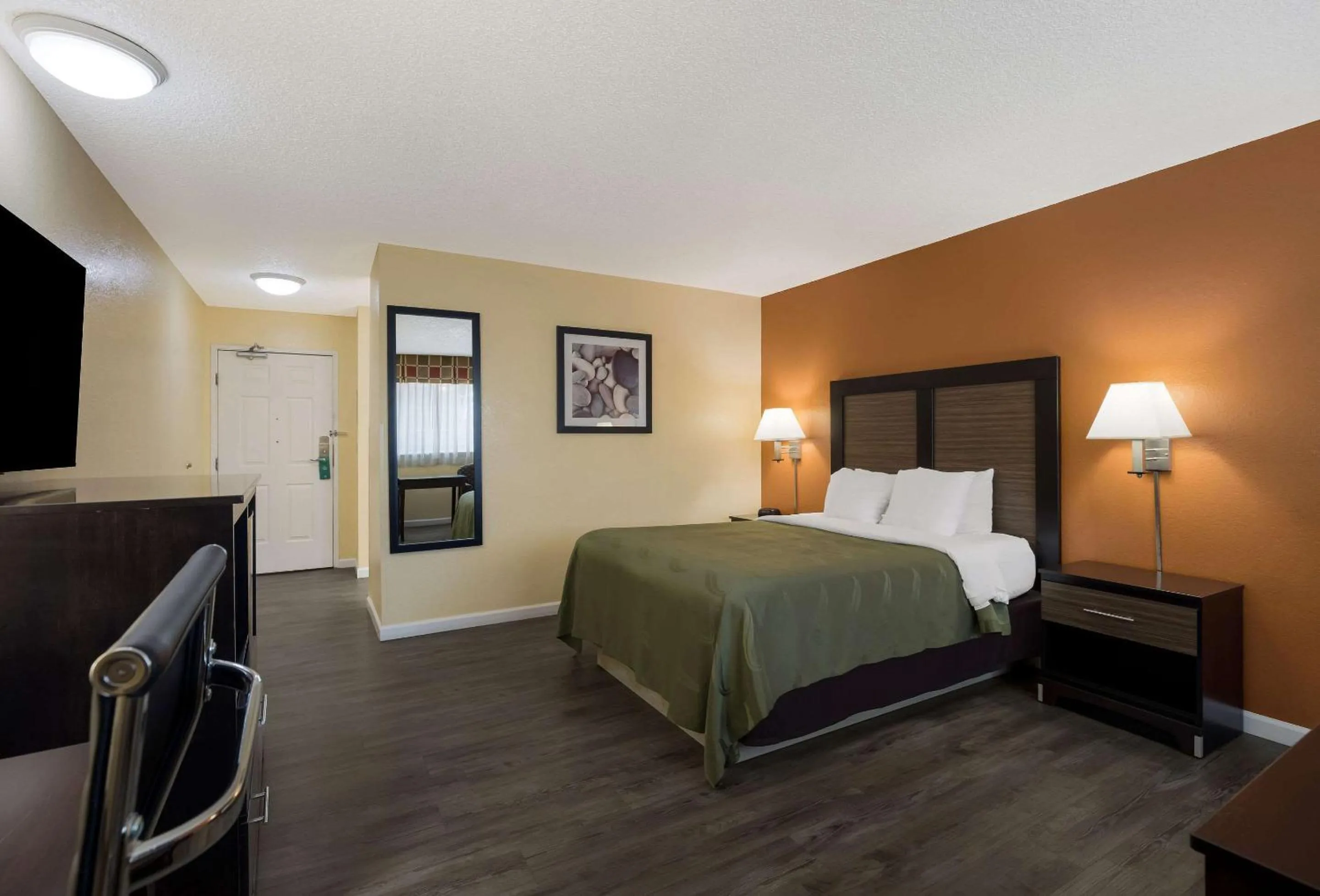 Bedroom, Bed in Quality Inn & Suites Medford Airport