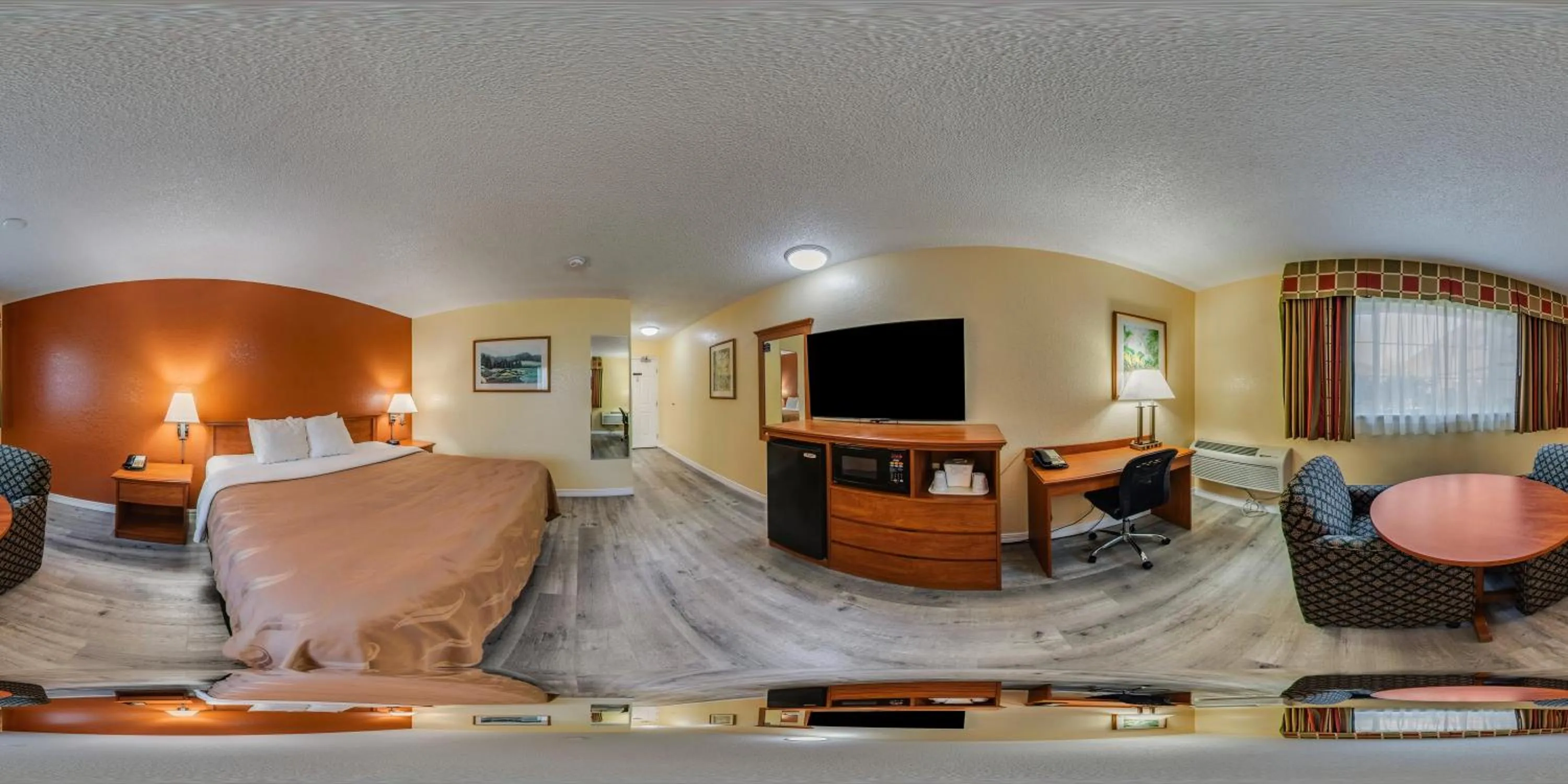 Photo of the whole room, Bed in Quality Inn & Suites Medford Airport