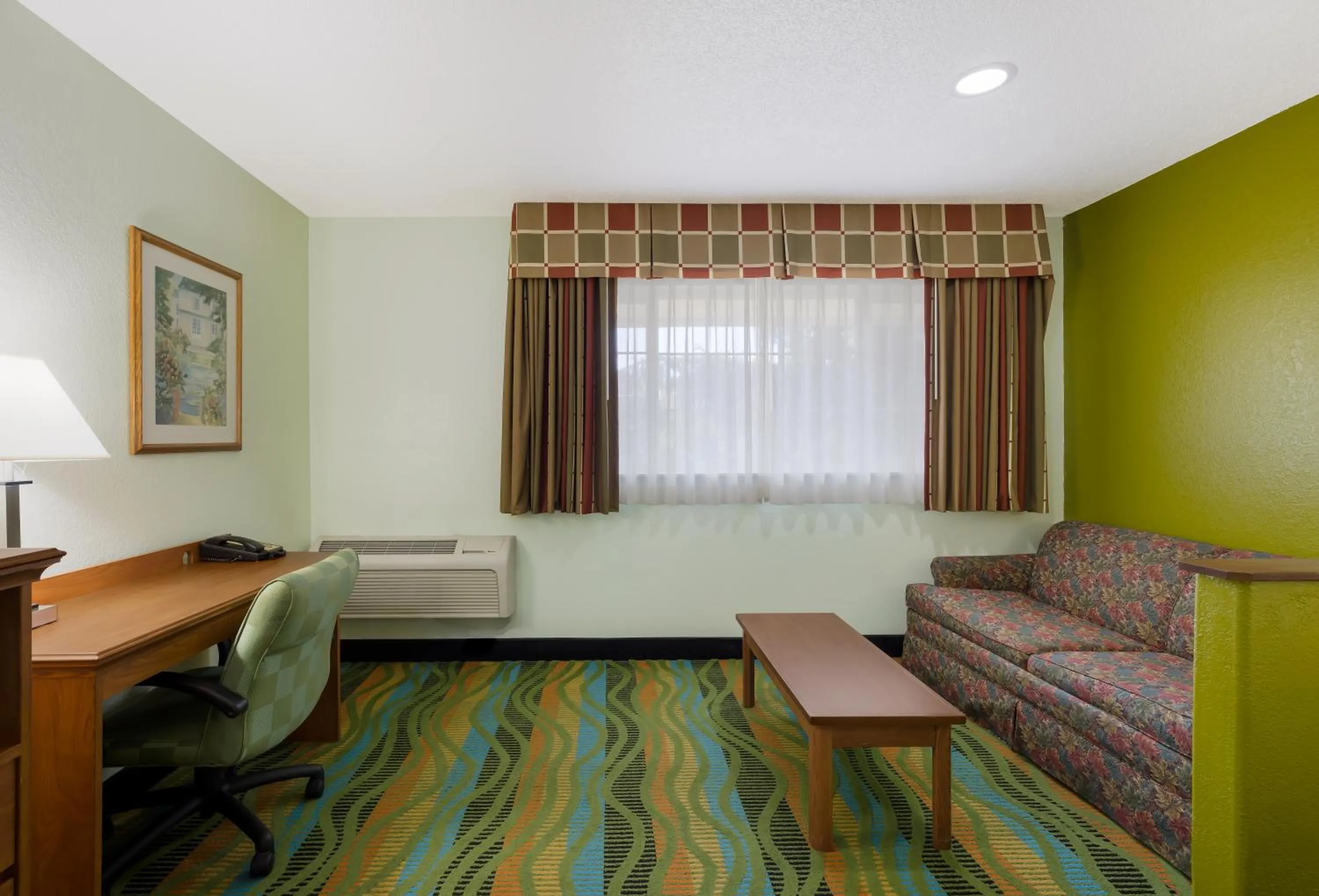 Seating area in Quality Inn & Suites Medford Airport