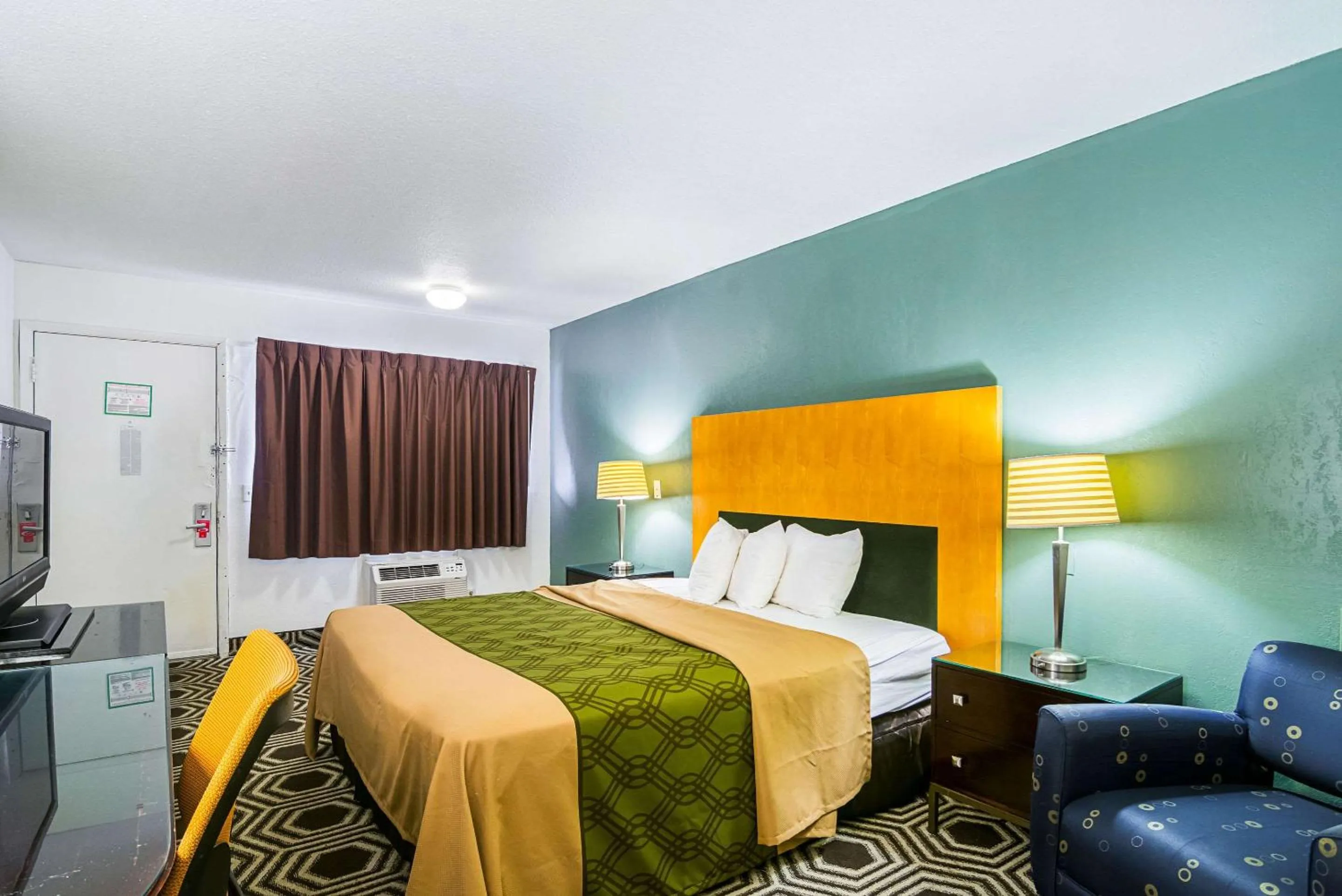 Photo of the whole room, Bed in Econo Lodge South Holland - Chicago Southland