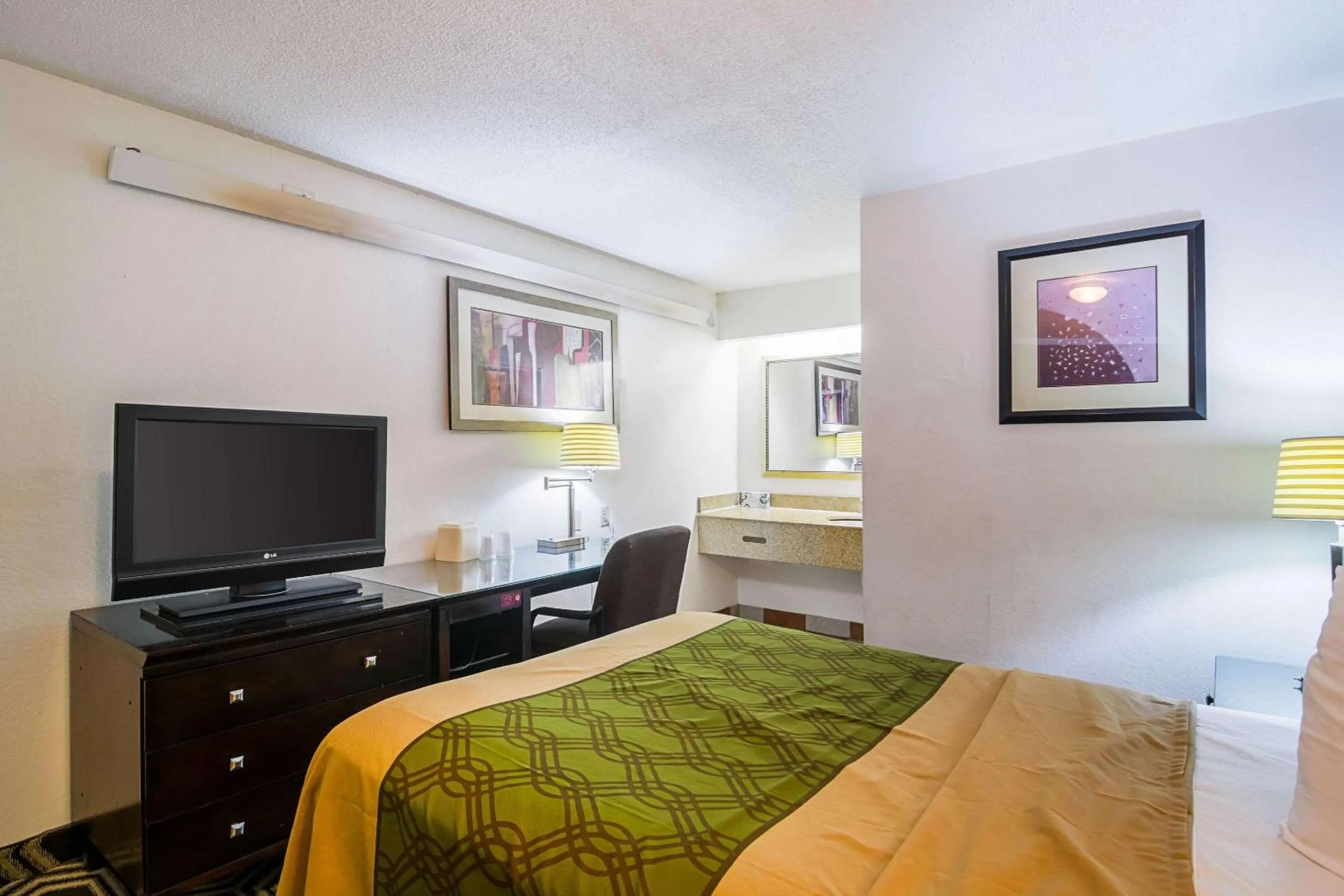 Photo of the whole room, Bed in Econo Lodge South Holland - Chicago Southland