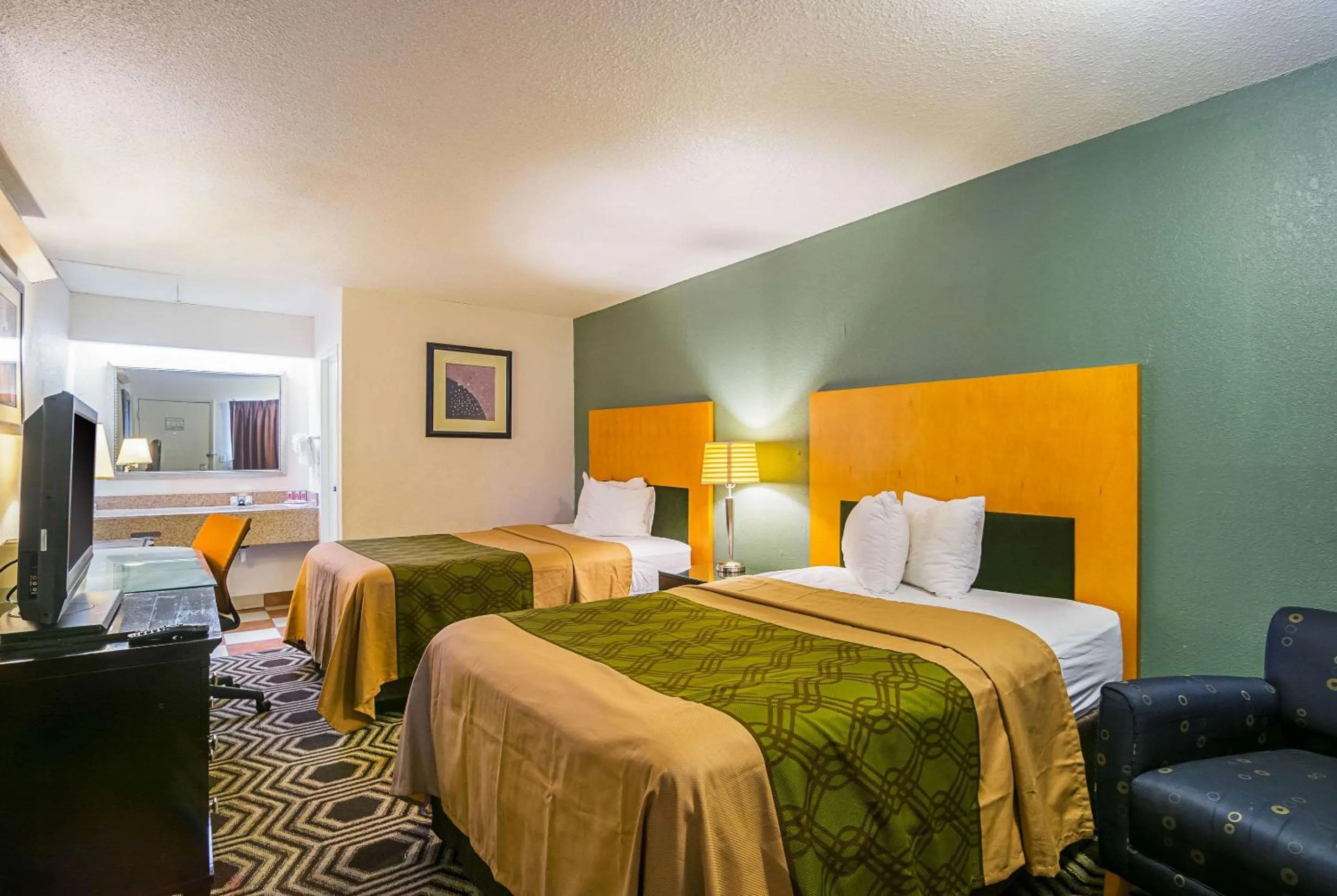 Photo of the whole room, Bed in Econo Lodge South Holland - Chicago Southland