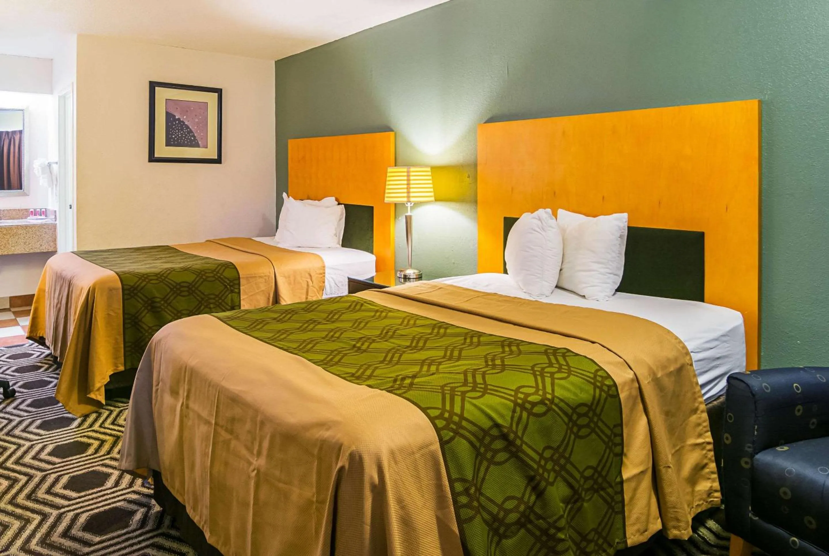 Photo of the whole room, Bed in Econo Lodge South Holland - Chicago Southland