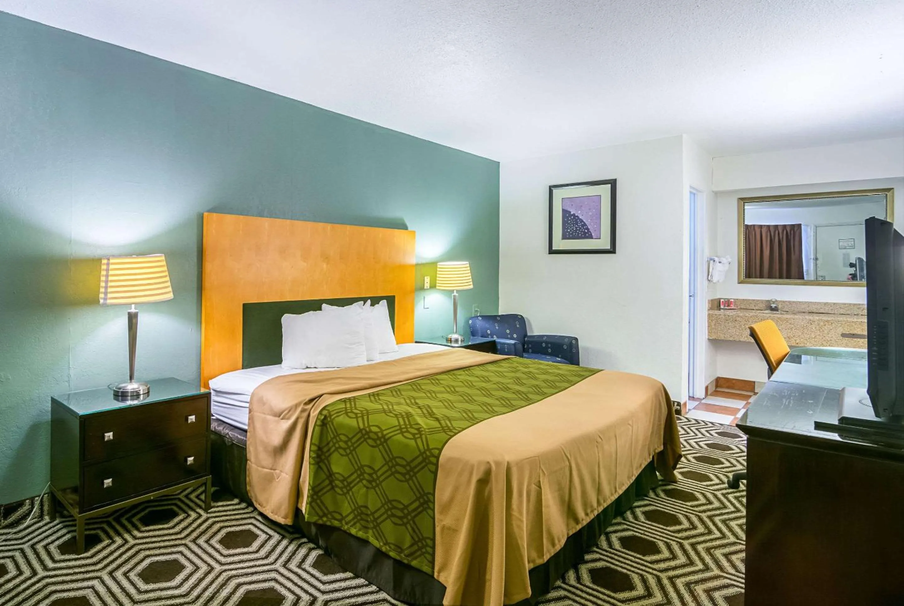 Photo of the whole room, Bed in Econo Lodge South Holland - Chicago Southland