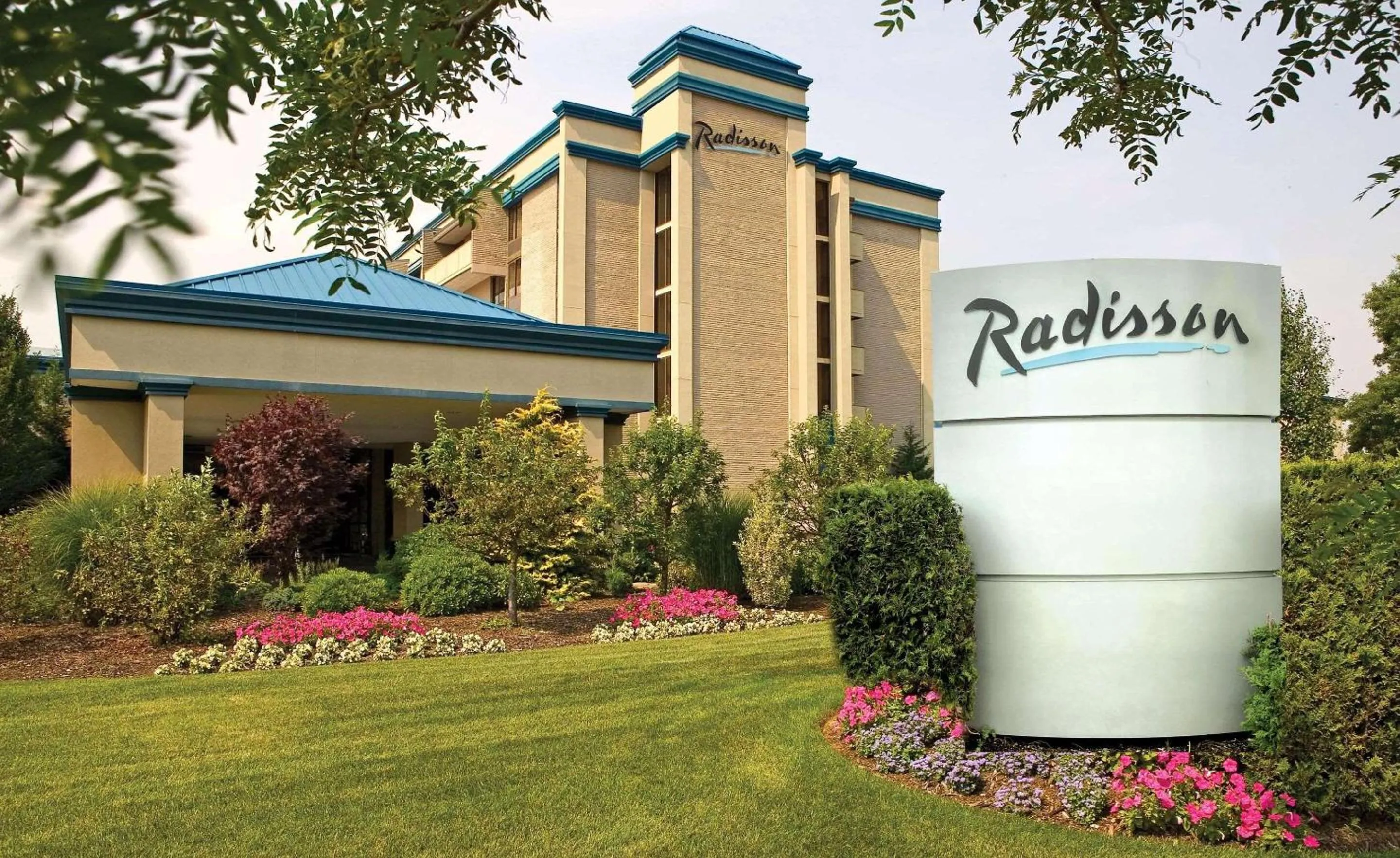 Property building in Radisson Hotel Hauppauge-Long Island