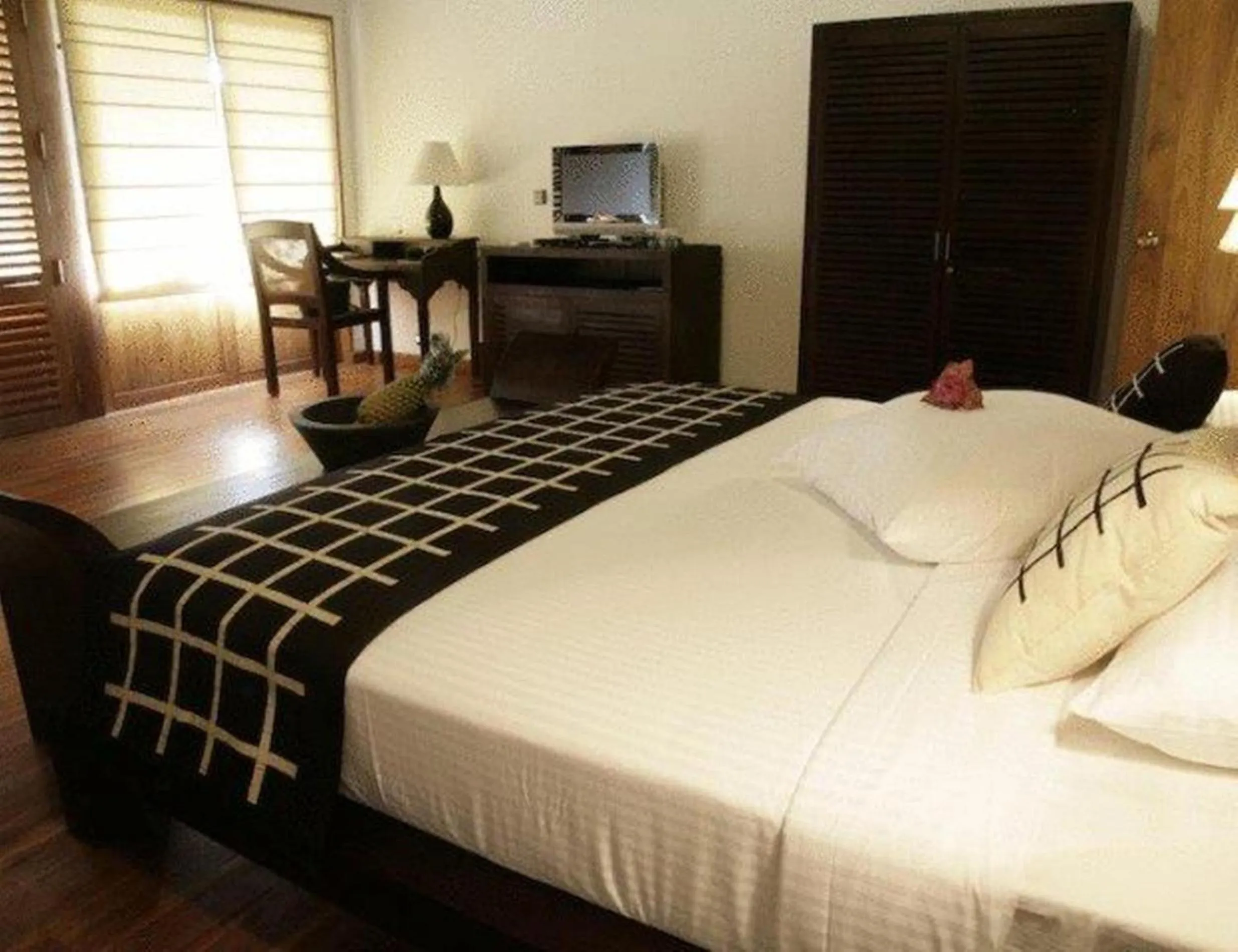 Photo of the whole room, Bed in Weligama Bay Resort