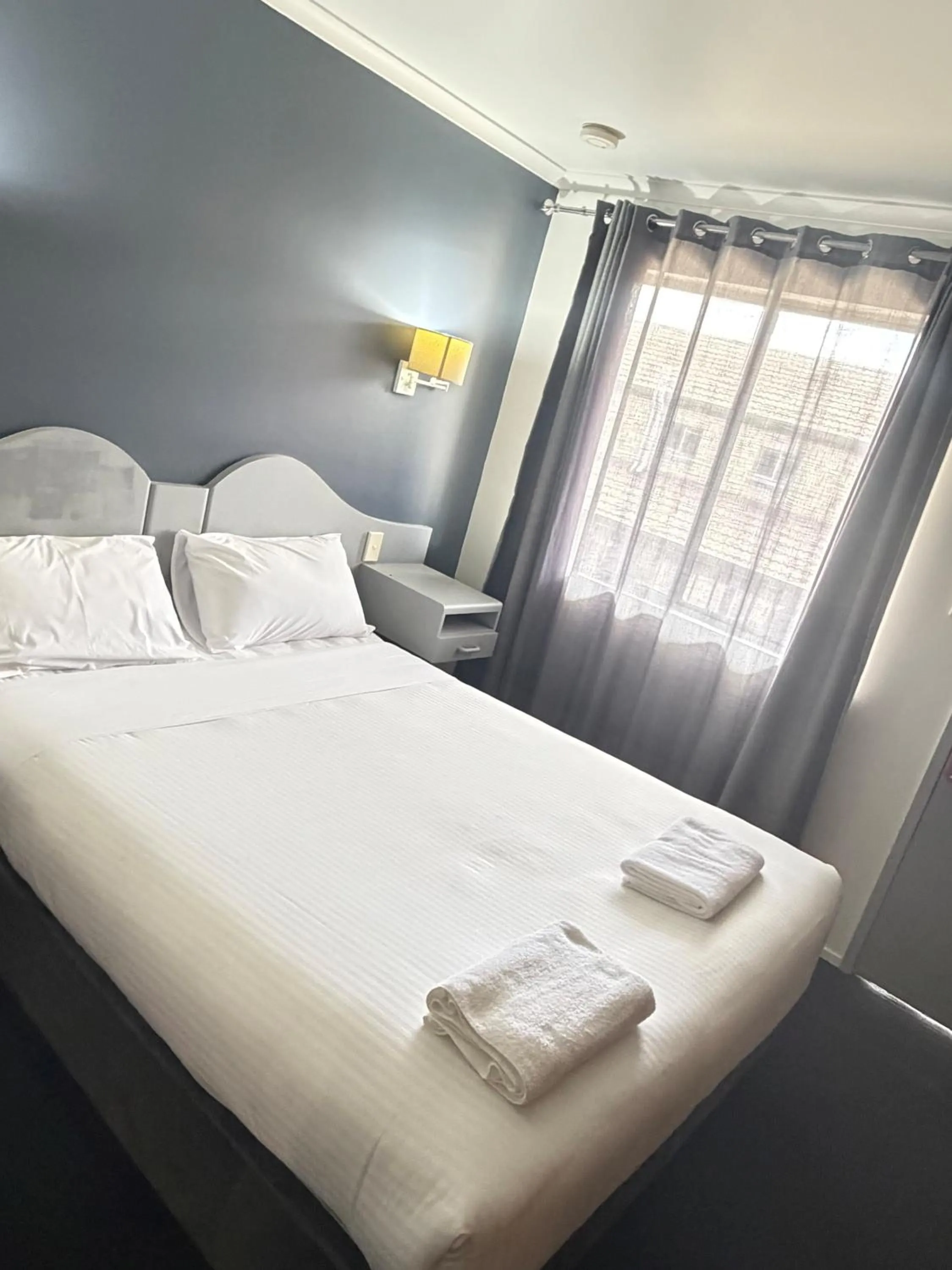 Bed in Centrepoint Motor Inn