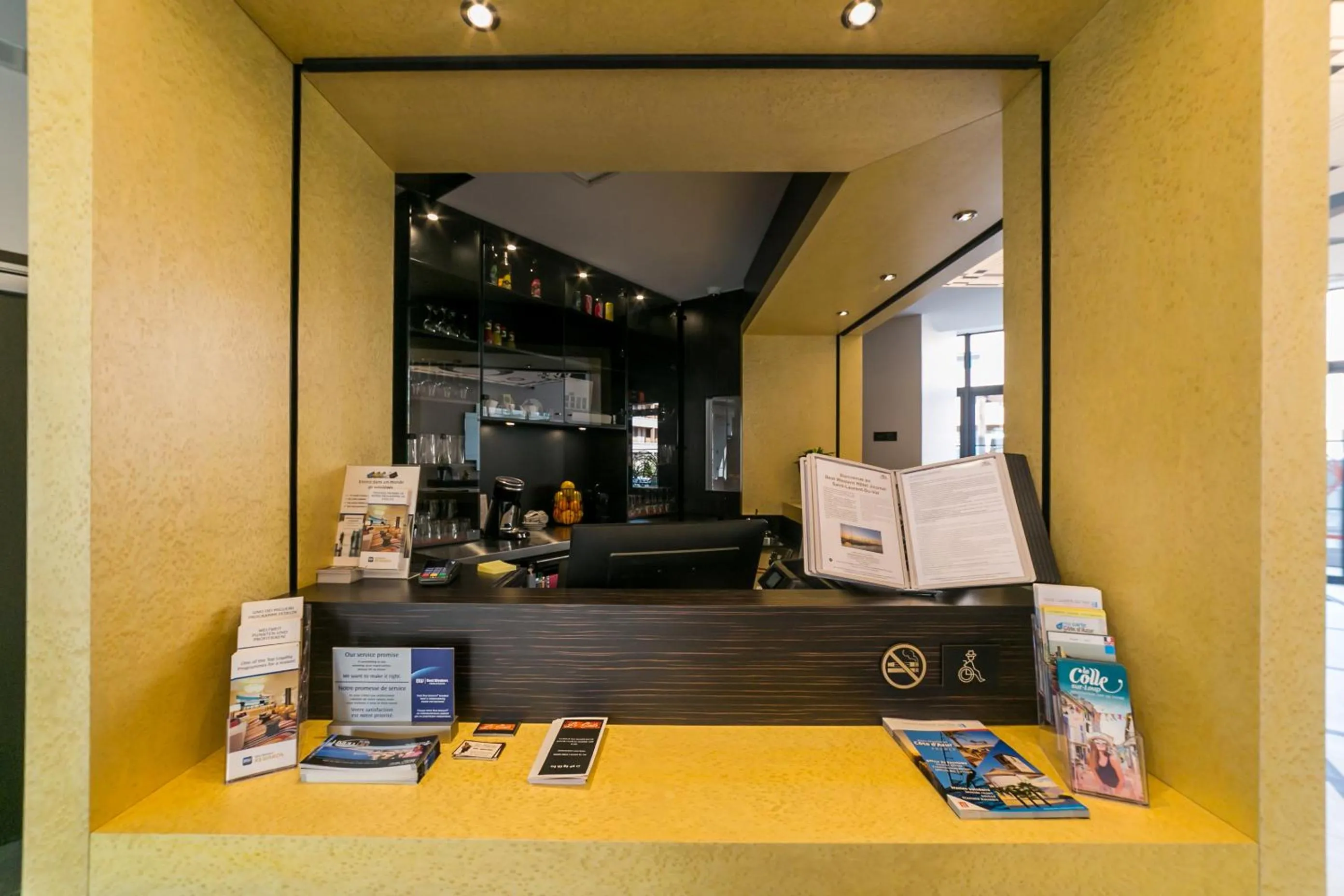 Lounge or bar in Best Western Hôtel Journel Saint-Laurent-du-Var Aéroport