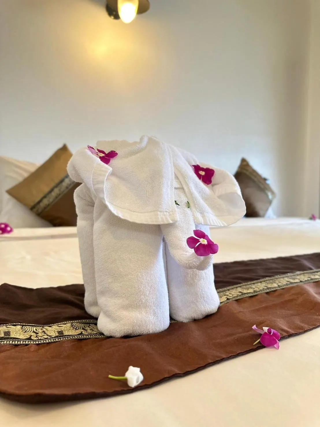 towels, Bed in Chang Cliff Resort