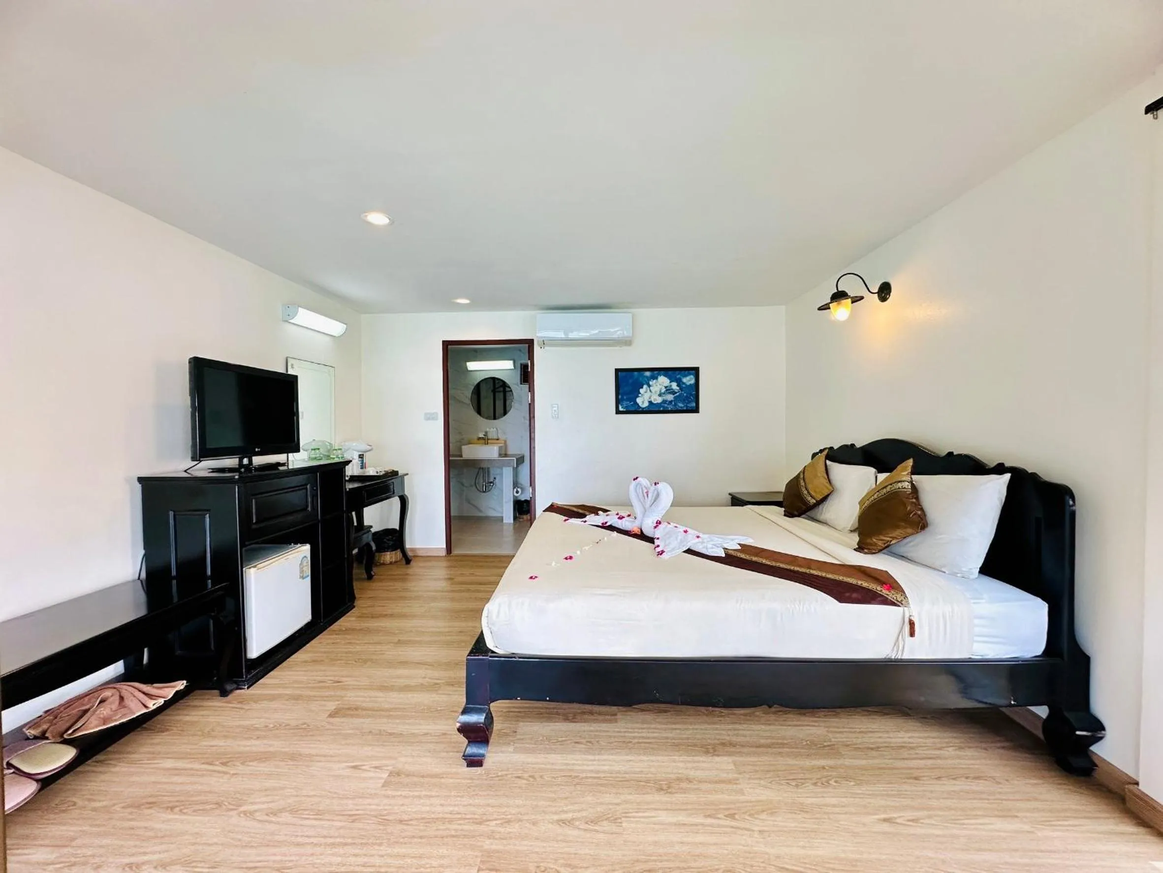 Property building, Bed in Chang Cliff Resort