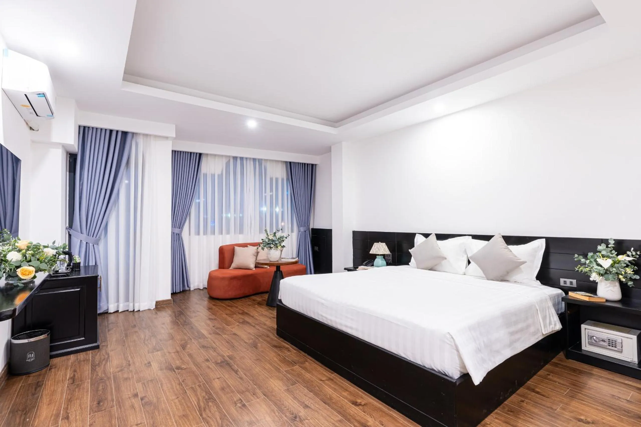 Bed in Park View Luxury Hotel