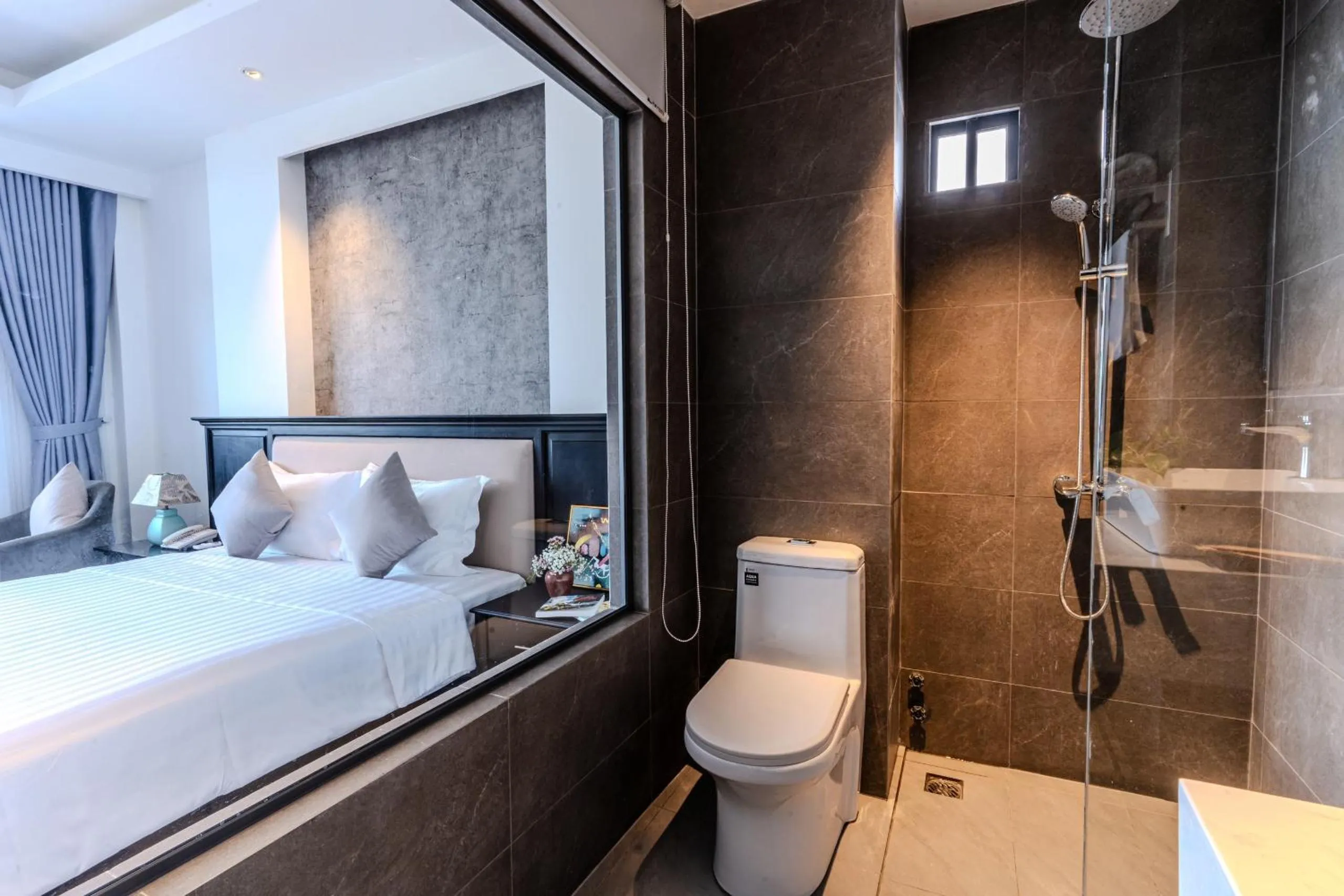 Shower, Bed in Park View Luxury Hotel