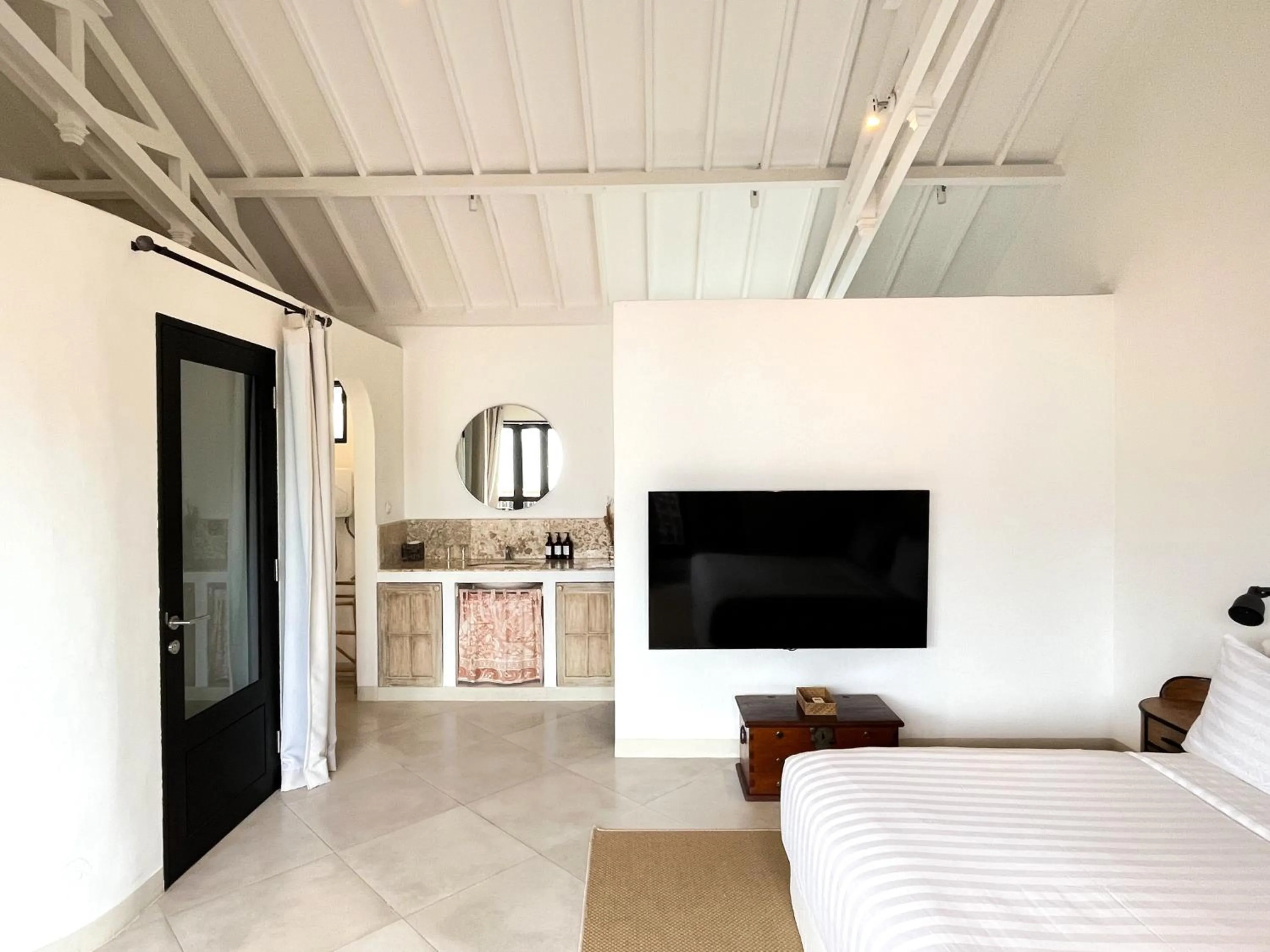 TV and multimedia, Bed in Happy Together By Kresna Hospitality