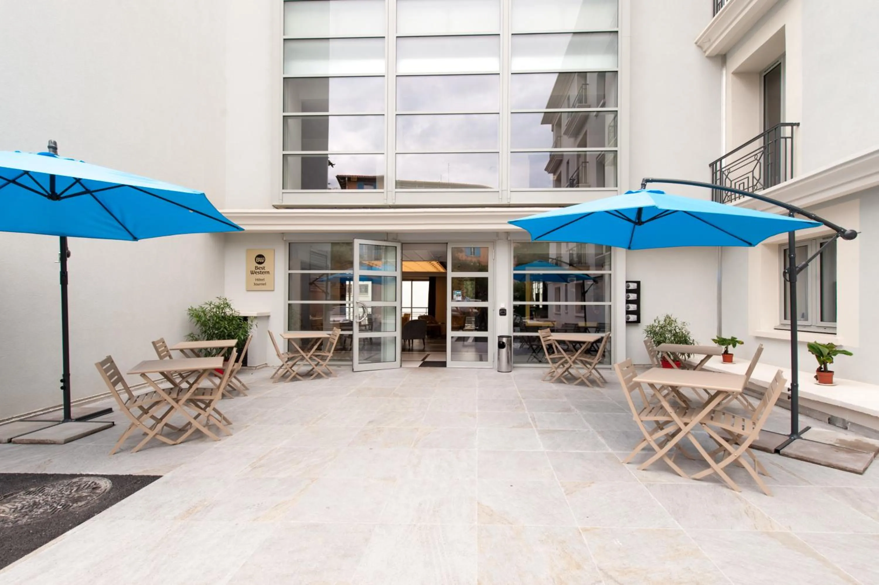 Property building in Best Western Hôtel Journel Antibes Juan-les-Pins