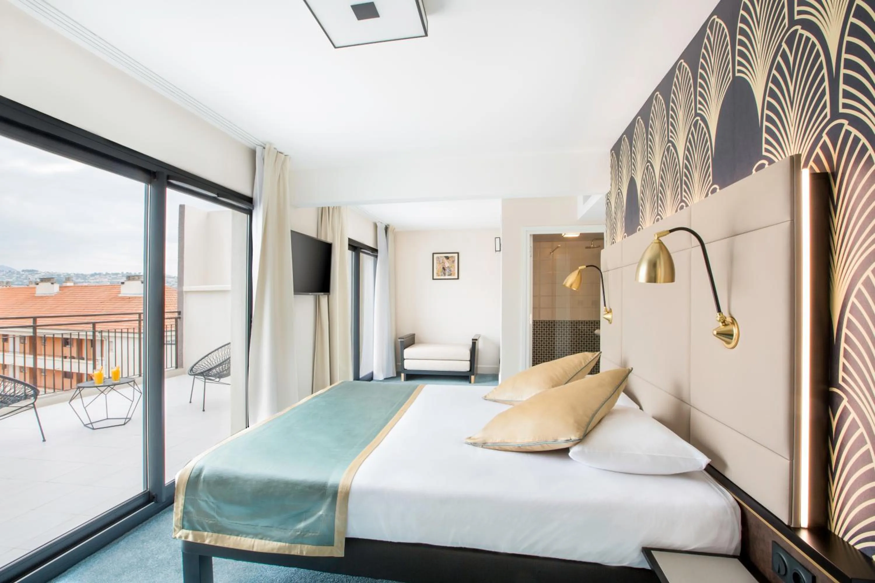 Bed in Best Western Hôtel Journel Antibes Juan-les-Pins