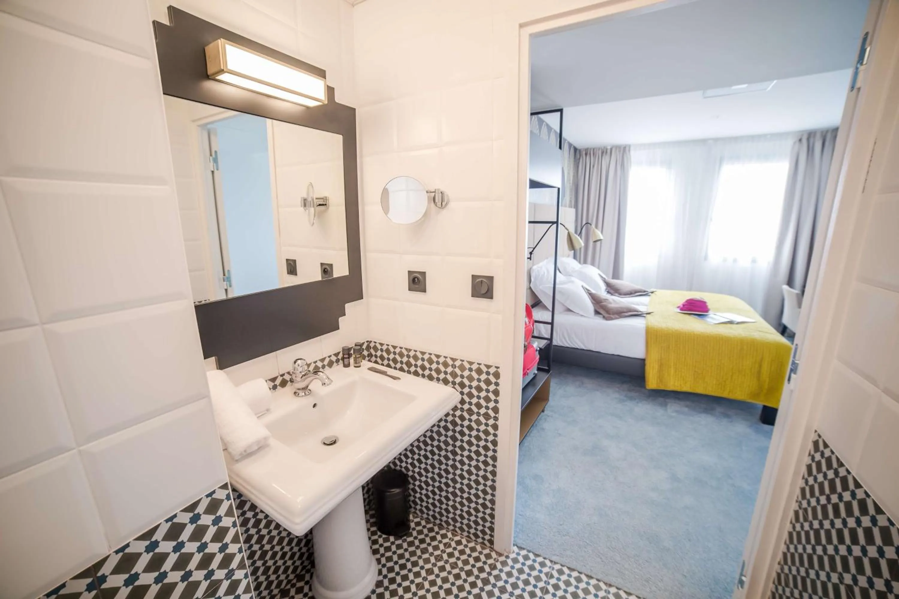 Bathroom, Bed in Best Western Hôtel Journel Antibes Juan-les-Pins