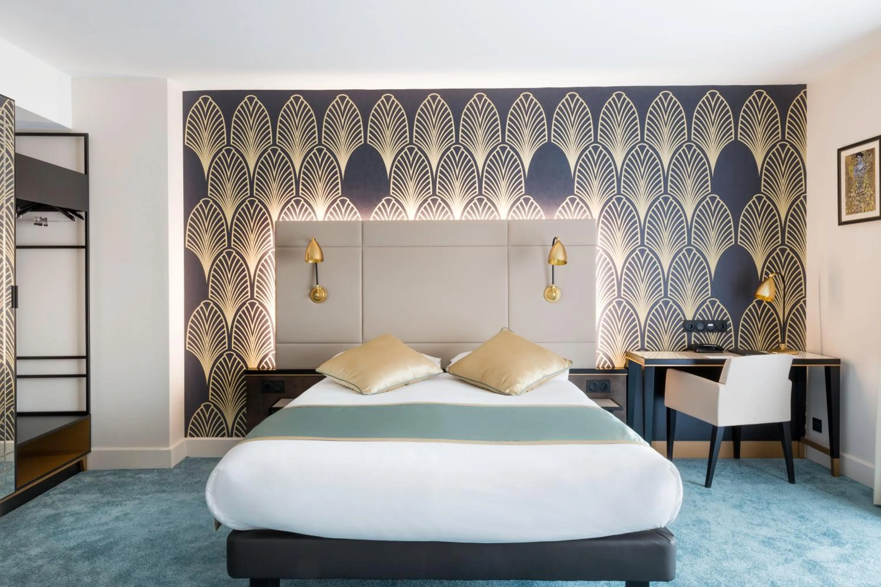 Bed in Best Western Hôtel Journel Antibes Juan-les-Pins